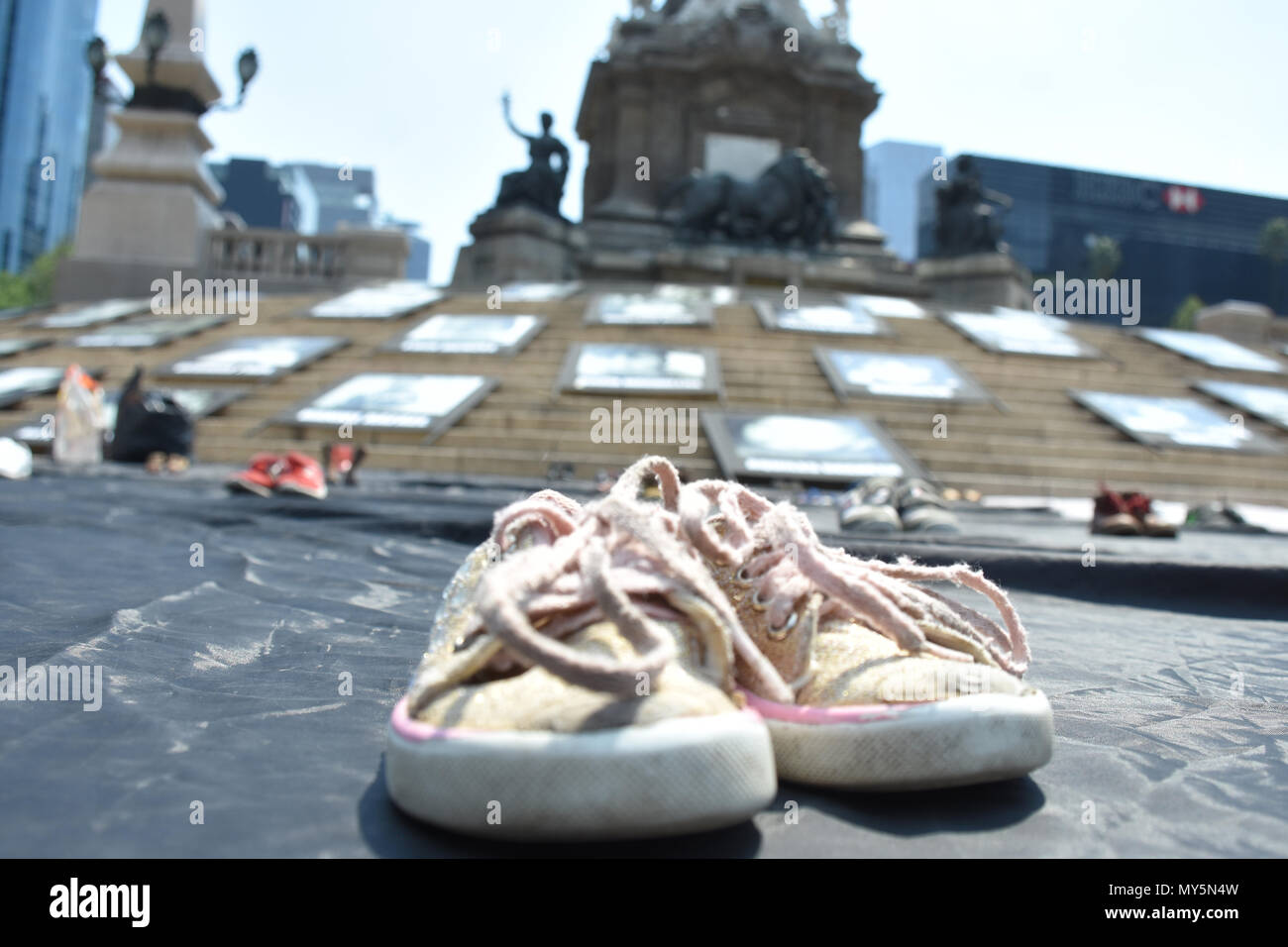 Chaussures Du Defunt Les Enfants Sont Vus Affiches Au Cours De La 9e Anniversaire De Protestation Chaussures Du Defunt Les Enfants Sont Vus Affiches Au Cours De La 9e Anniversaire De Protestation
