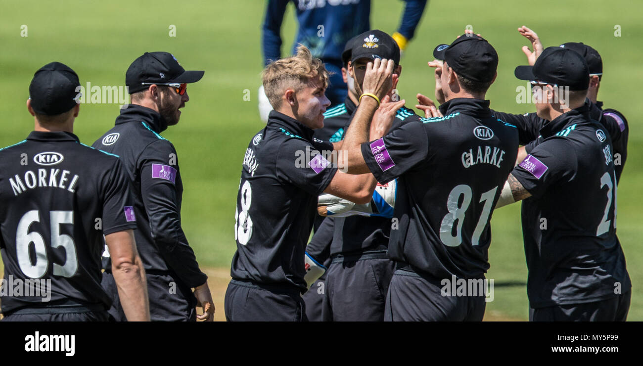 London,UK. 6 juin, 2018. Sam Curran se célèbre le guichet d'Aneurin Donald bowling pour Surrey contre Glamorgan dans le Royal London Simatai Cup match à l'Ovale. David Rowe/Alamy Live News Banque D'Images