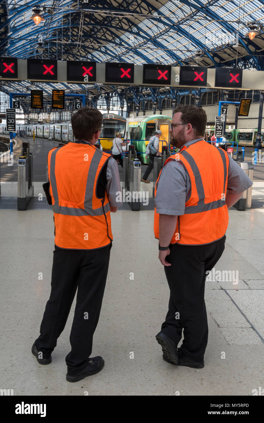 Brighton, East Sussex, UK. 6 juin, 2018. L'introduction de la nouvelle ligne de chemin de fer nationale calendriers continue de provoquer des perturbations dans la forme de retard, retardés, amd a annulé les services de train à la gare de Brighton dans l'East Sussex. Le personnel supplémentaire à la gare de leur mieux pour rassurer et informer les clients de modifications et d'annulation serveices. Horaires modifiés et altérés dans les trains de banlieue en banlieue de Brighton sur la côte sud de la capitale à l'aide d'amd Thameslink Southern rail services. Crédit : Steve Hawkins Photography/Alamy Live News Banque D'Images