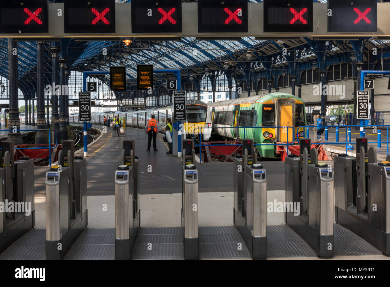 Brighton, East Sussex, UK. 6 juin, 2018. L'introduction de la nouvelle ligne de chemin de fer nationale calendriers continue de provoquer des perturbations dans la forme de retard, retardés, amd a annulé les services de train à la gare de Brighton dans l'East Sussex. Le personnel supplémentaire à la gare de leur mieux pour rassurer et informer les clients de modifications et d'annulation serveices. Horaires modifiés et altérés dans les trains de banlieue en banlieue de Brighton sur la côte sud de la capitale à l'aide d'amd Thameslink Southern rail services. Crédit : Steve Hawkins Photography/Alamy Live News Banque D'Images