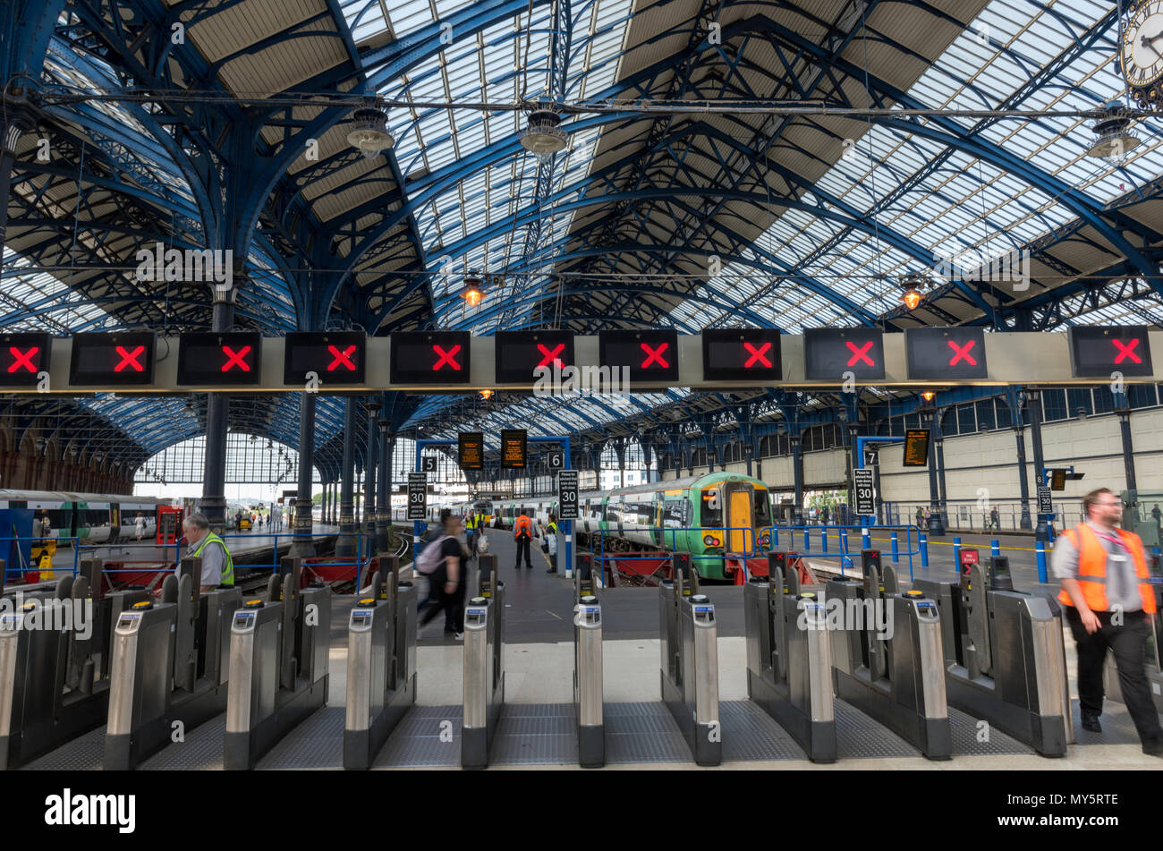 Brighton, East Sussex, UK. 6 juin, 2018. L'introduction de la nouvelle ligne de chemin de fer nationale calendriers continue de provoquer des perturbations dans la forme de retard, retardés, amd a annulé les services de train à la gare de Brighton dans l'East Sussex. Le personnel supplémentaire à la gare de leur mieux pour rassurer et informer les clients de modifications et d'annulation serveices. Horaires modifiés et altérés dans les trains de banlieue en banlieue de Brighton sur la côte sud de la capitale à l'aide d'amd Thameslink Southern rail services. Crédit : Steve Hawkins Photography/Alamy Live News Banque D'Images