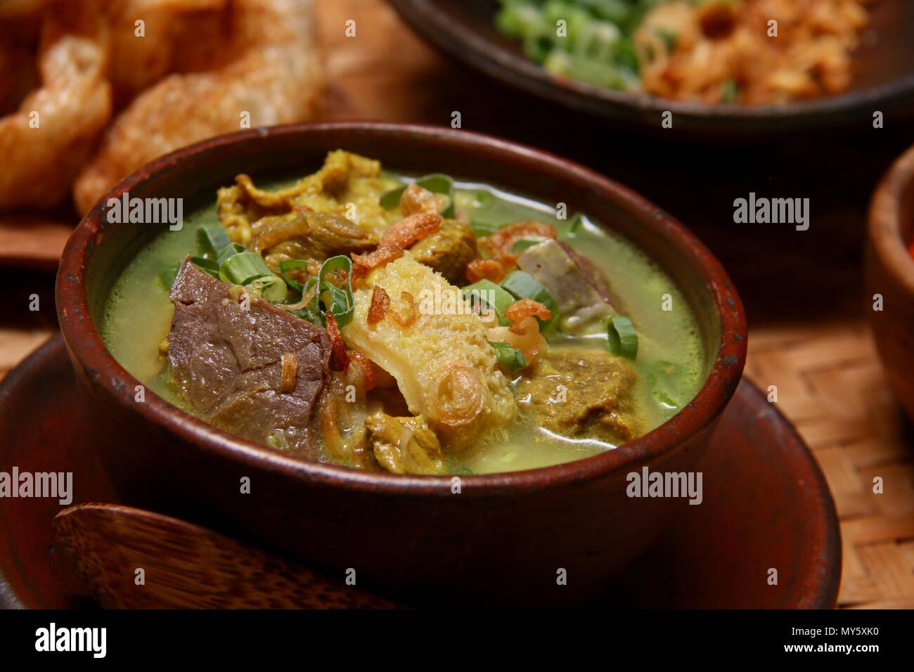 Empal Gentong Cirebon. Soupe de boeuf traditionnel de Cirebon, Ouest de Java Banque D'Images