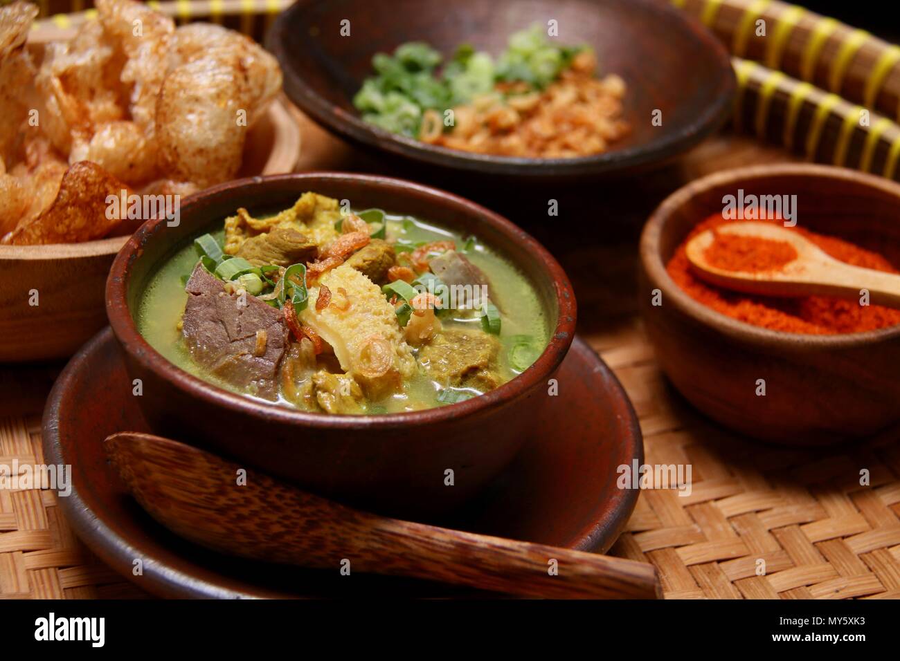 Empal Gentong Cirebon. Soupe de boeuf traditionnel de Cirebon, Ouest de Java Banque D'Images