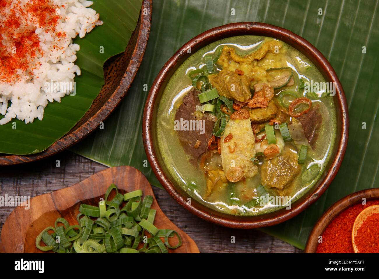 Empal Gentong Cirebon. Soupe de boeuf traditionnel de Cirebon, Ouest de Java Banque D'Images