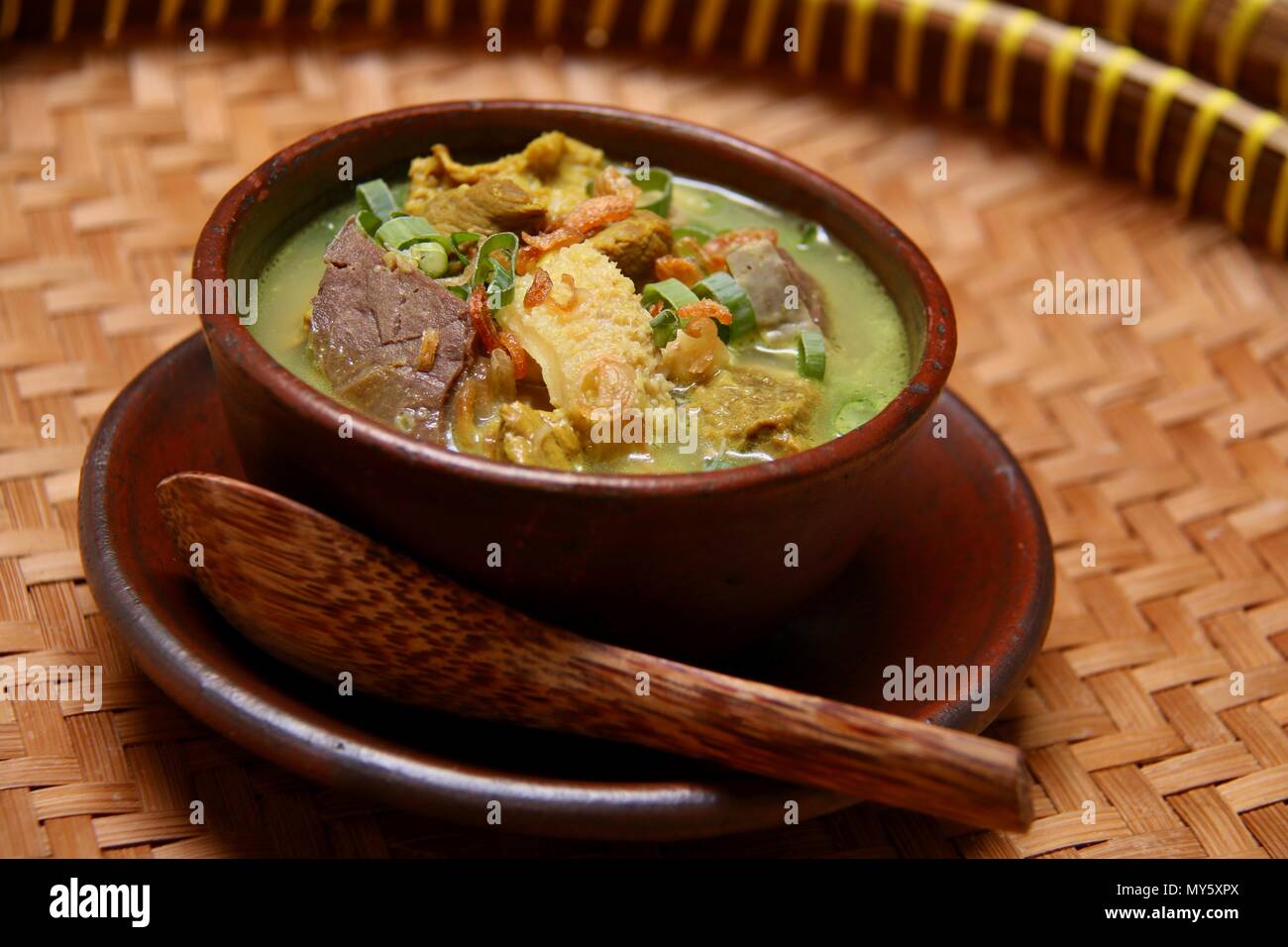 Empal Gentong Cirebon. Soupe de boeuf traditionnel de Cirebon, Ouest de Java Banque D'Images