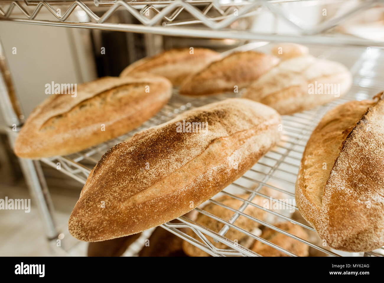 Étagères avec de savoureux pain sur la fabrication Banque D'Images