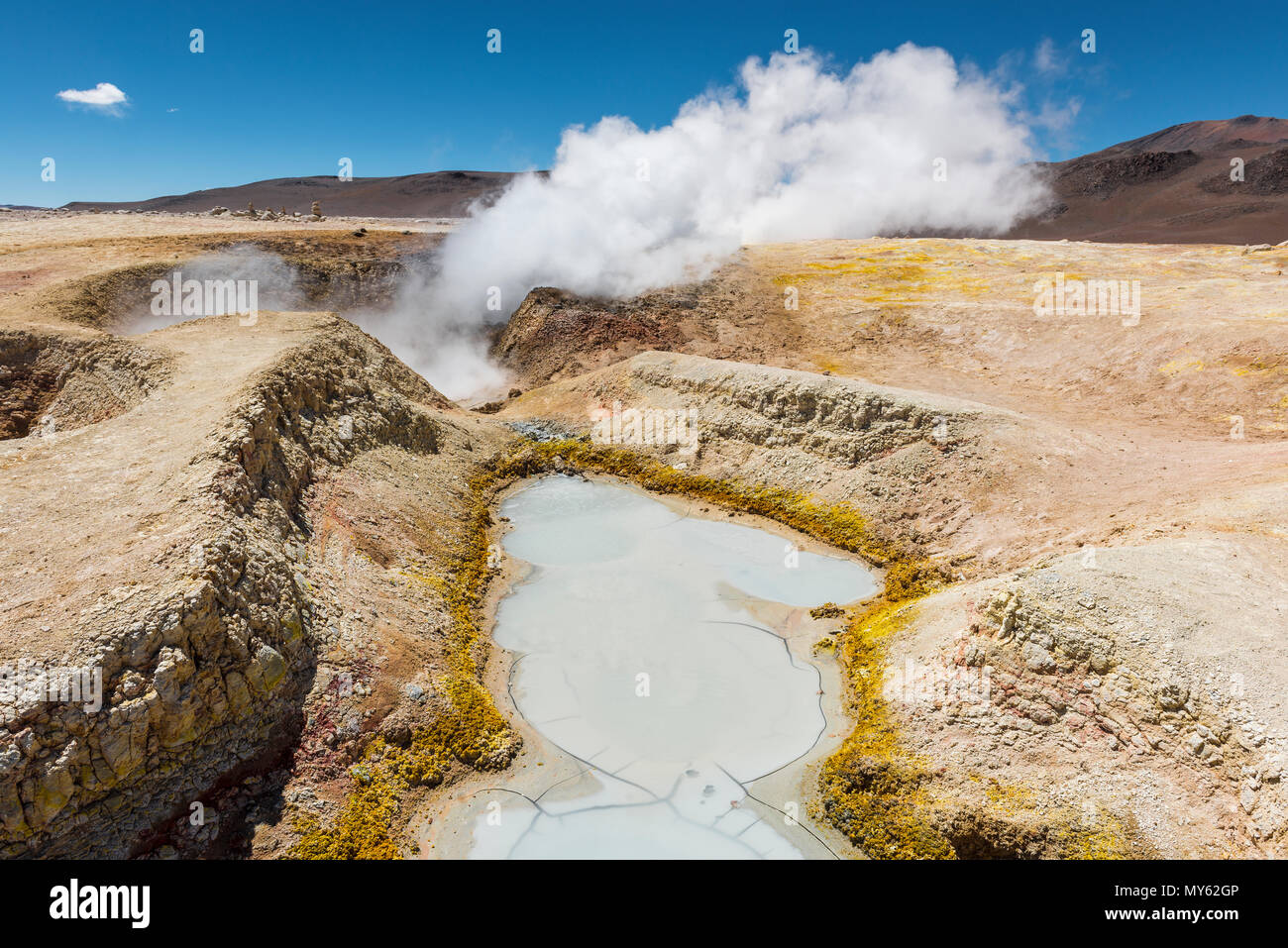 L'activité volcanique du sol de Mañana en Bolivie entre le Chili et l'Uyuni Salt Flat. Puits de boue et les fumerolles de vapeur d'eau les sentiers dans les Andes. Banque D'Images