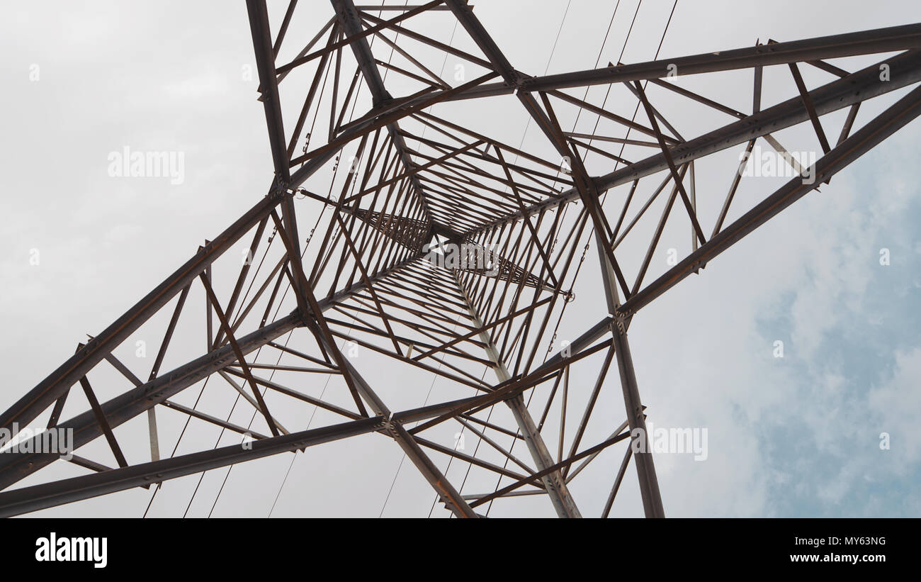 Colonne haute tension électrique avec des fils sur le fond de ciel Banque D'Images