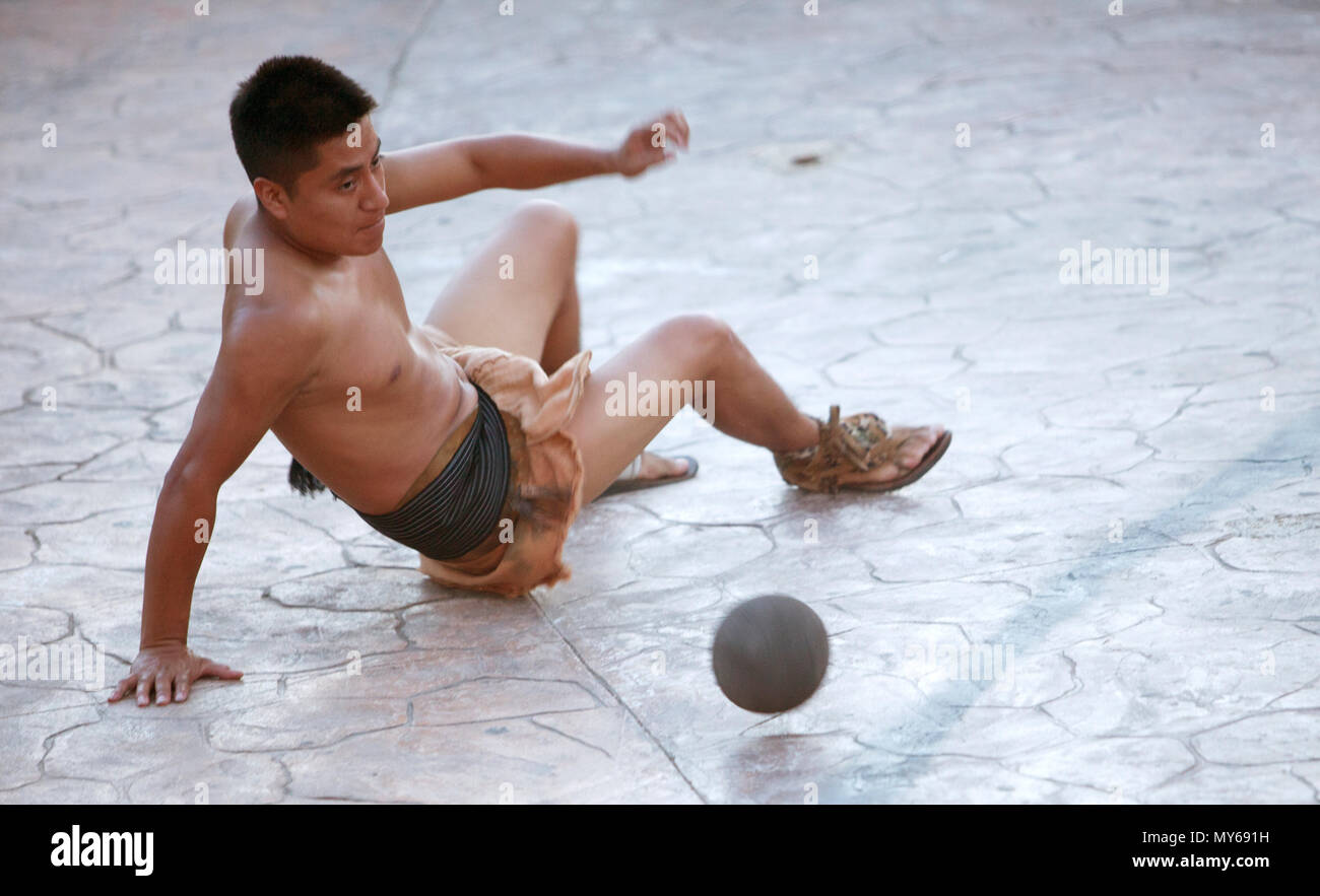 Un joueur de balle maya du Guatemala frappe la balle avec sa hanche pendant la première Pok Ta Pok ¬¬ Coupe du monde en piste, Tinum, Yucatan, Mexique, le 20 septembre Banque D'Images