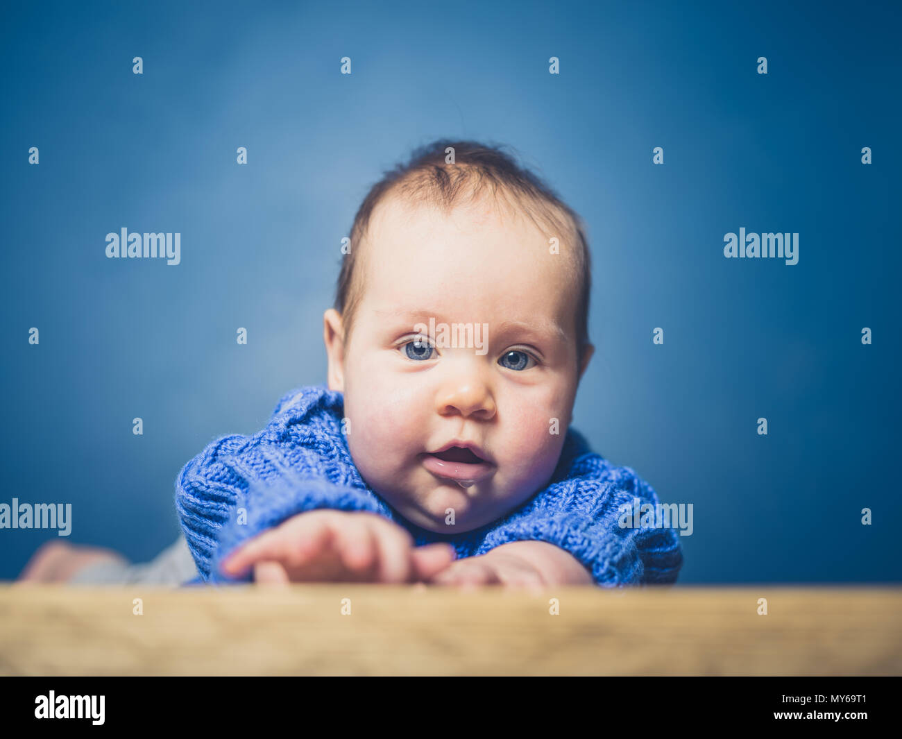 Un petit bébé heureux est l'exploration et l'apprentissage de ramper Banque D'Images