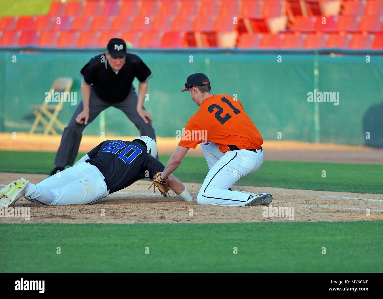 La tête première plongée Base Runner retour à la première base juste à temps pour battre un pick-off pas de la cruche. USA. Banque D'Images