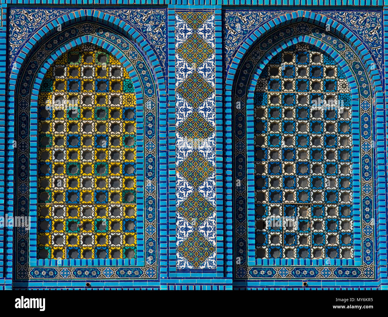 Des modèles colorés, Islamique fenêtre couverte de l'arabe, l'écran de la mosaïque. Dôme du rocher sur le Mont du temple, mosquée, Jérusalem, Israël Banque D'Images