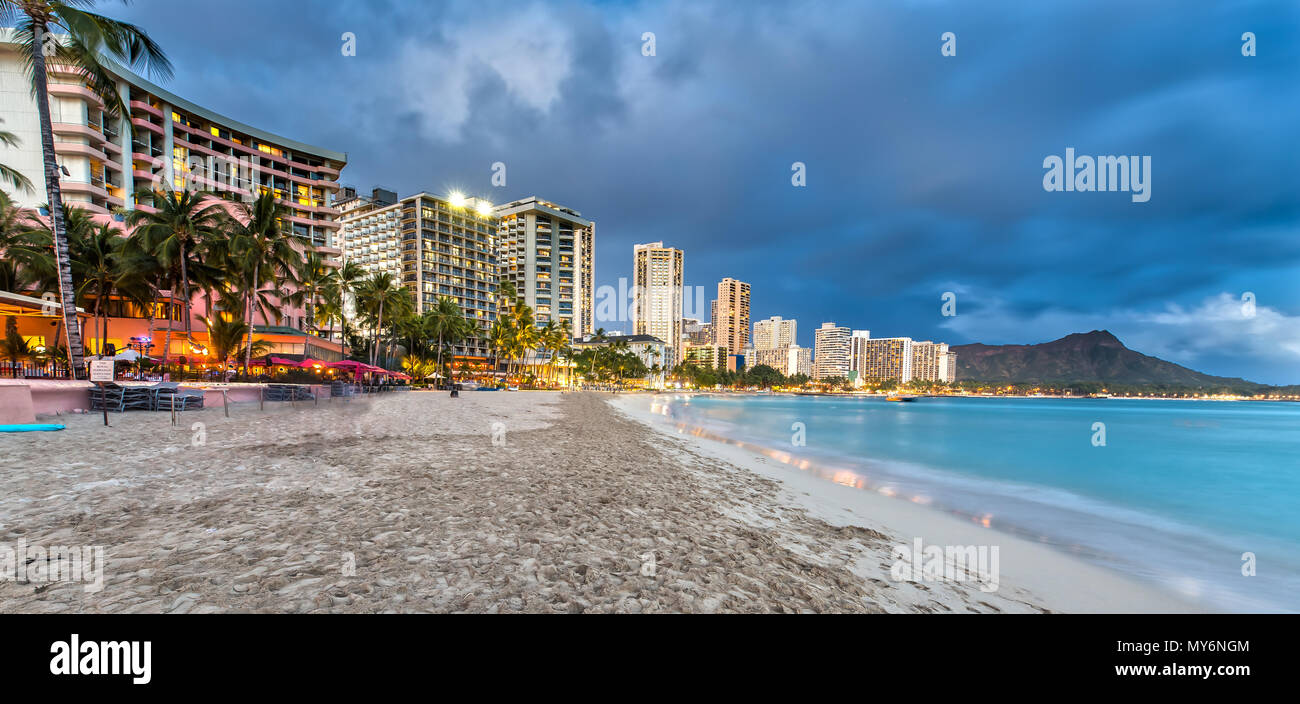 La plage de Waikiki, Honolulu, Oahu au crépuscule Banque D'Images