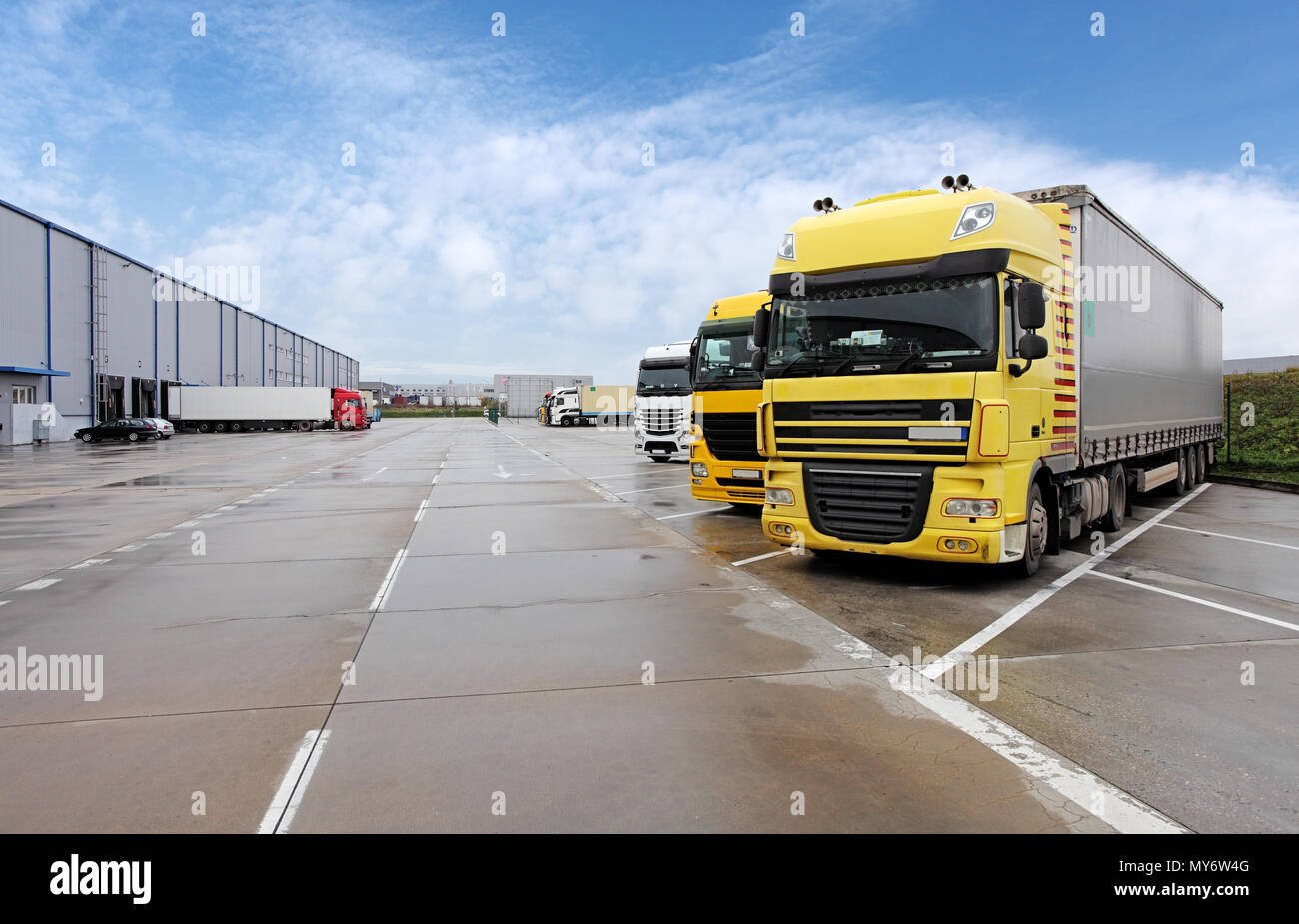 Camion jaune dans l'entrepôt Banque D'Images