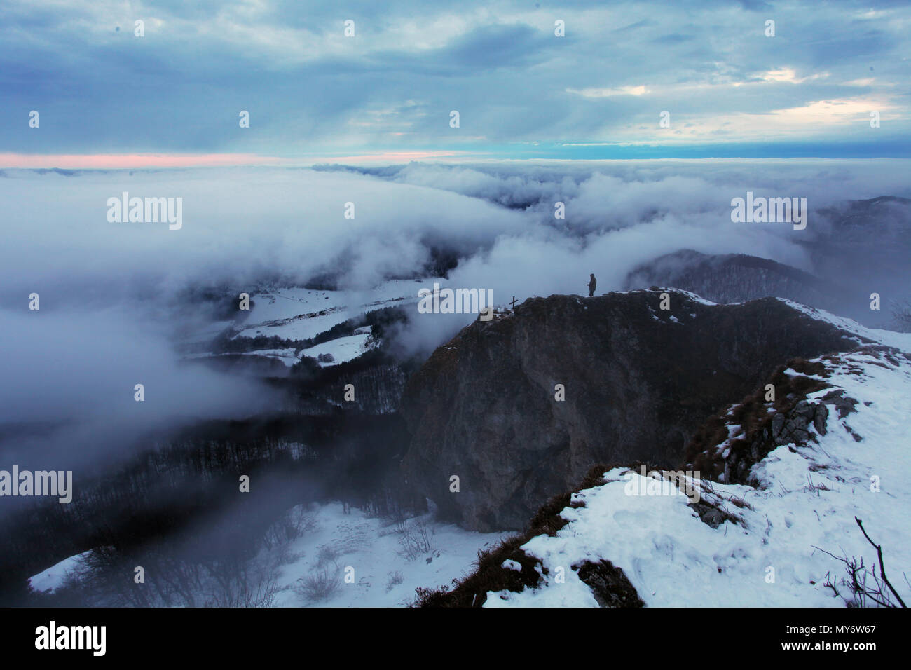 La brume et les nuages d'hiver à la montagne Banque D'Images