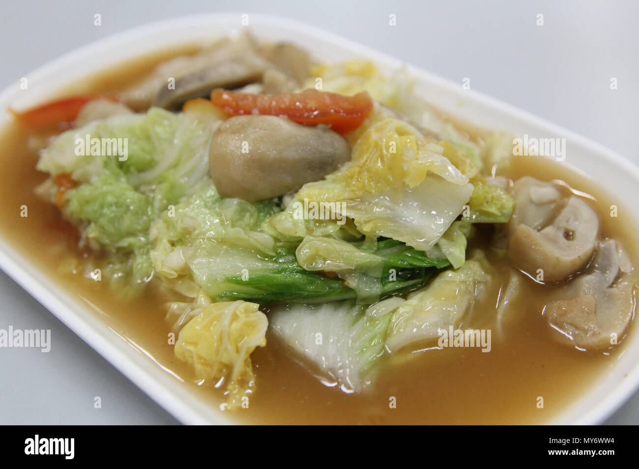 Thai sauté de chou aux champignons et tomates en sauce de poisson Banque D'Images