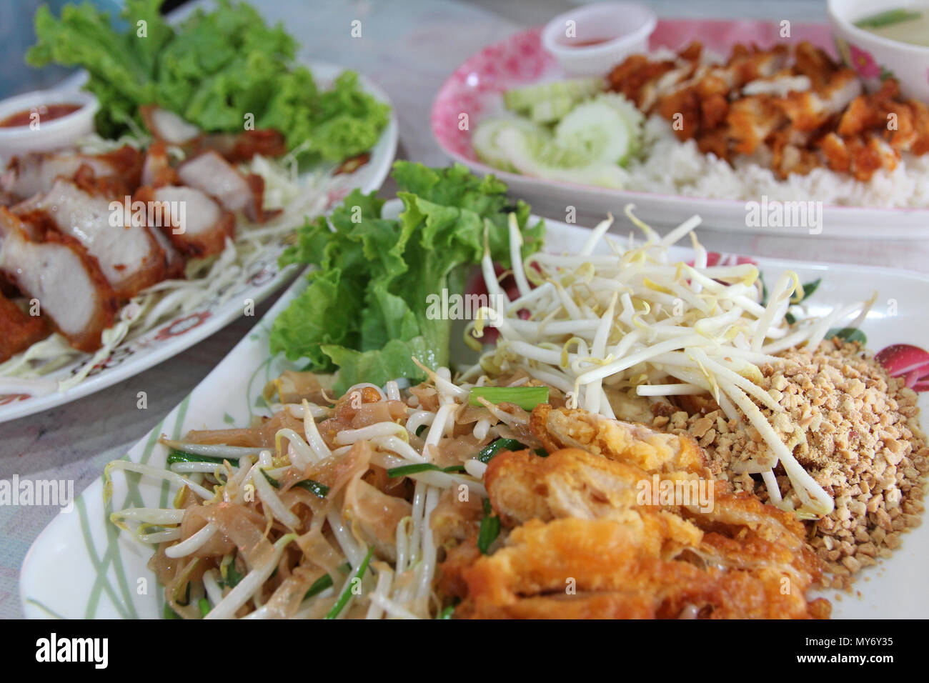 L'accent sur la Thaïlande nouilles frites, comme Pad Thaï avec le poulet, fèves germées, de laitue et d'oignons verts Banque D'Images