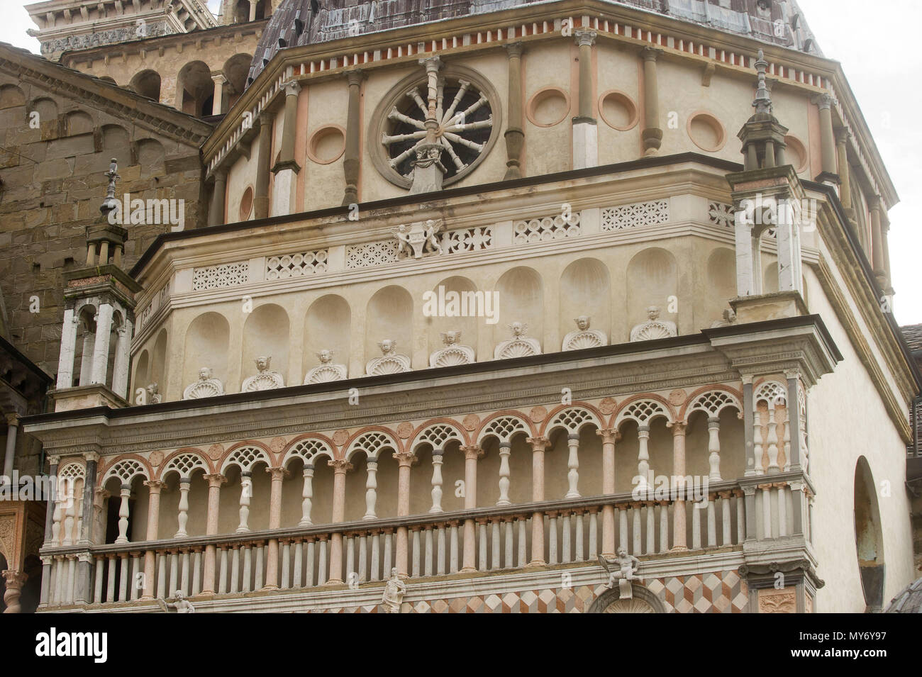 Italie - Lombardie, Bergamo - Ville Haute est un village médiéval, la chapelle Colleoni, une fenêtre détaillée Banque D'Images