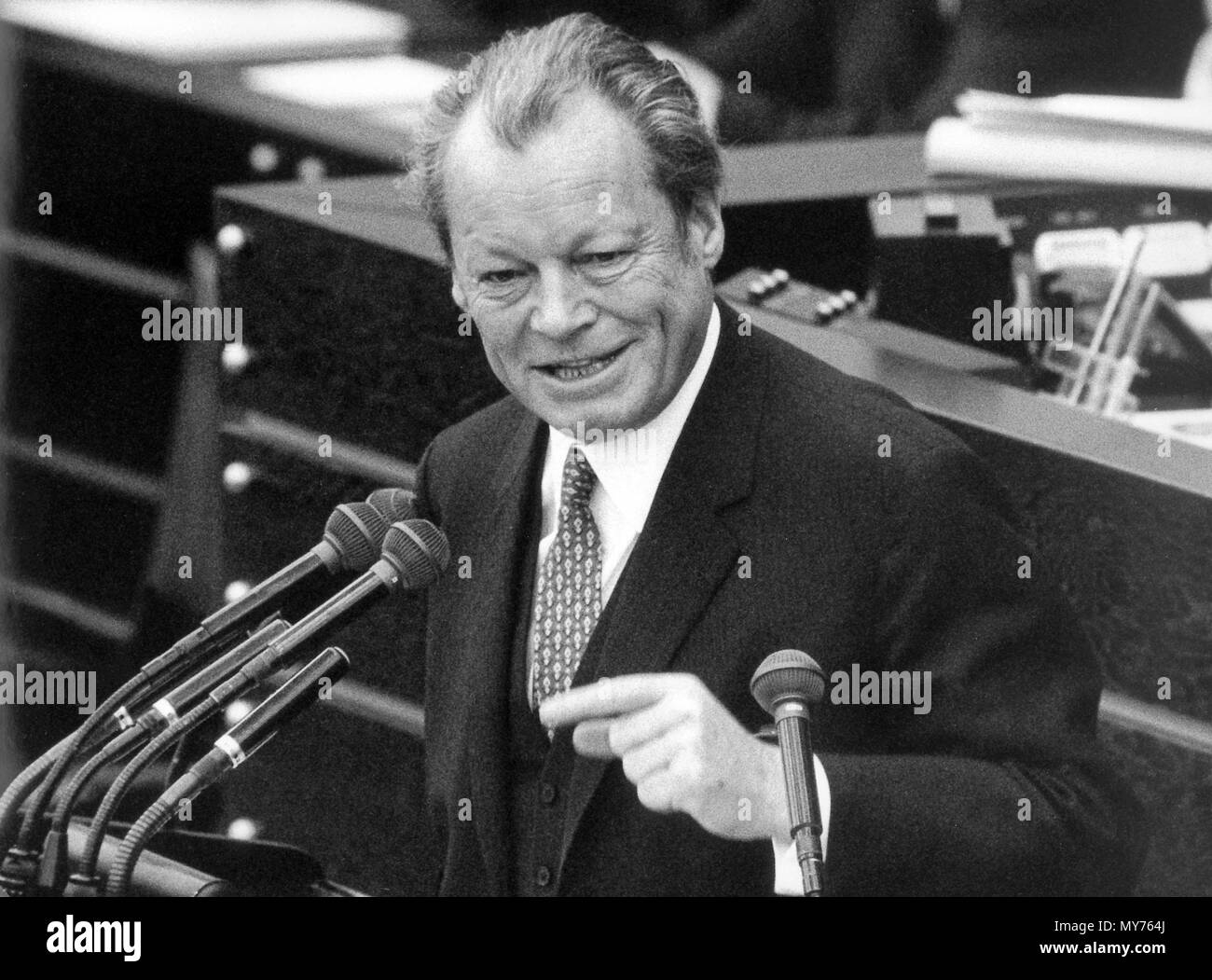 Le Chancelier allemand Willy Brandt (SPD) donne un discours lors du débat budgétaire au Bundestag à Bonn, Allemagne, le 21 octobre 1971. Dans le monde d'utilisation | Banque D'Images