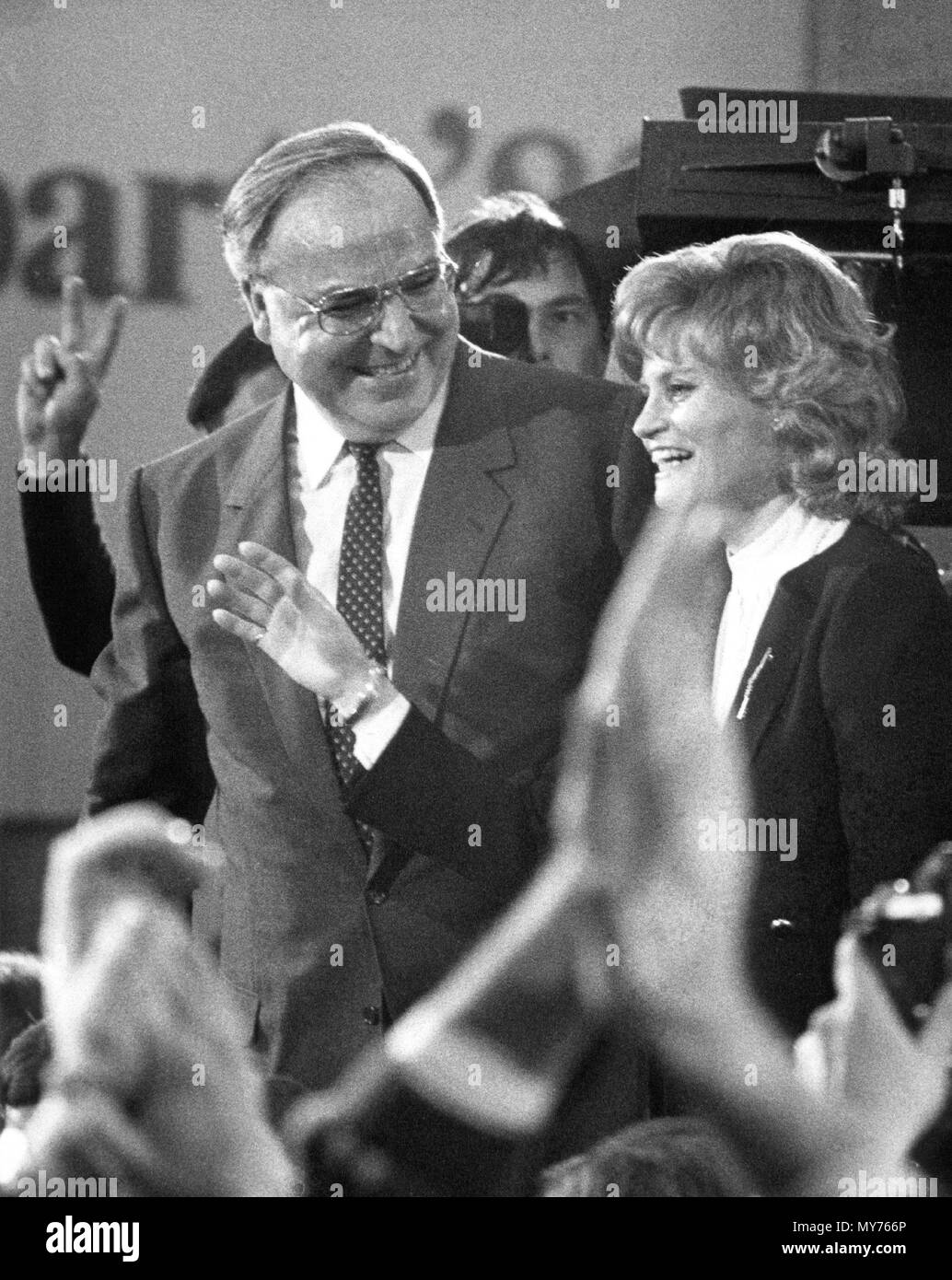 Le chancelier allemand Helmut Kohl et sa femme Hannelore, dont le 50e anniversaire a commencé après minuit, le soir de l'élection sont applaudies à CDU siège à Bonn, Allemagne. Dans le monde d'utilisation | Banque D'Images