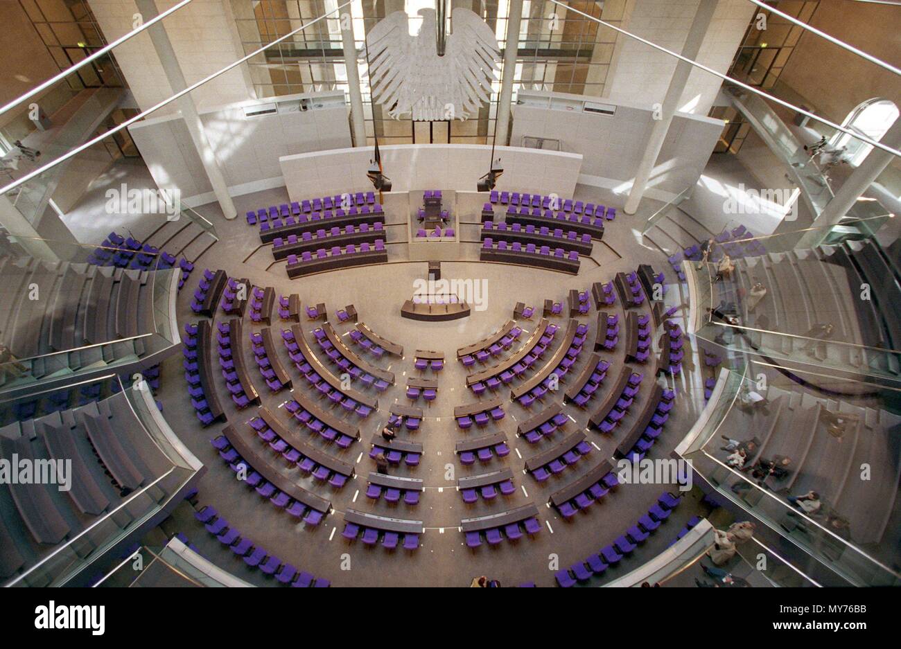 La salle plénière du Bundestag dans le bâtiment du Reichstag photographié au cours d'une visite de presse le 18 avril 1999. Le bâtiment historique a été rouvert après plusieurs années de travaux de rénovation le 19 avril 1999. Dans le monde d'utilisation | Banque D'Images