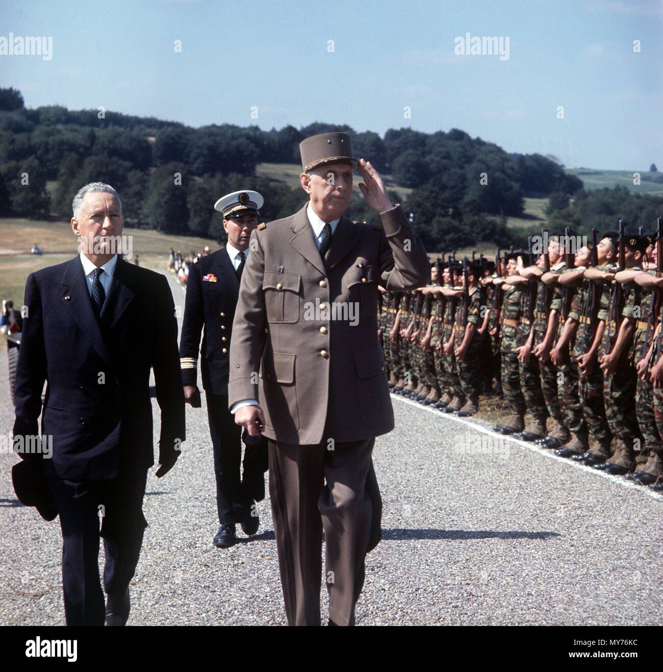 Le président français Charles de Gaulle (R, saluant) et le ministre français de la Défense, Pierre Auguste Joseph Messmer (L) inspecter les troupes françaises stationnées en Allemagne, au cours de la visite de de Gaulle à la République fédérale d'Allemagne en septembre 1962. Dans le monde d'utilisation | Banque D'Images