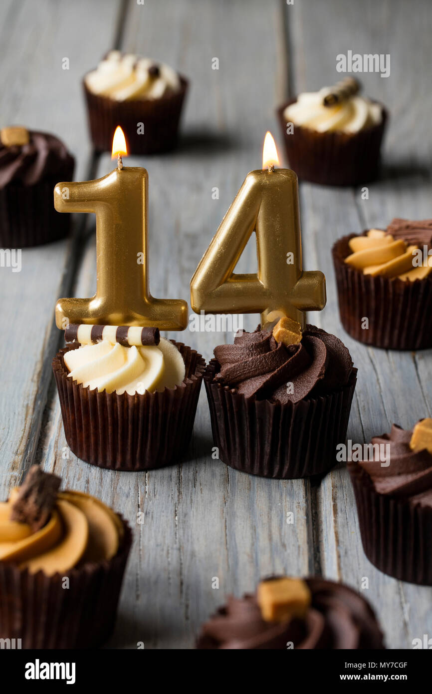 Numéro 14 célébration anniversaire cupcakes on a wooden background Banque D'Images