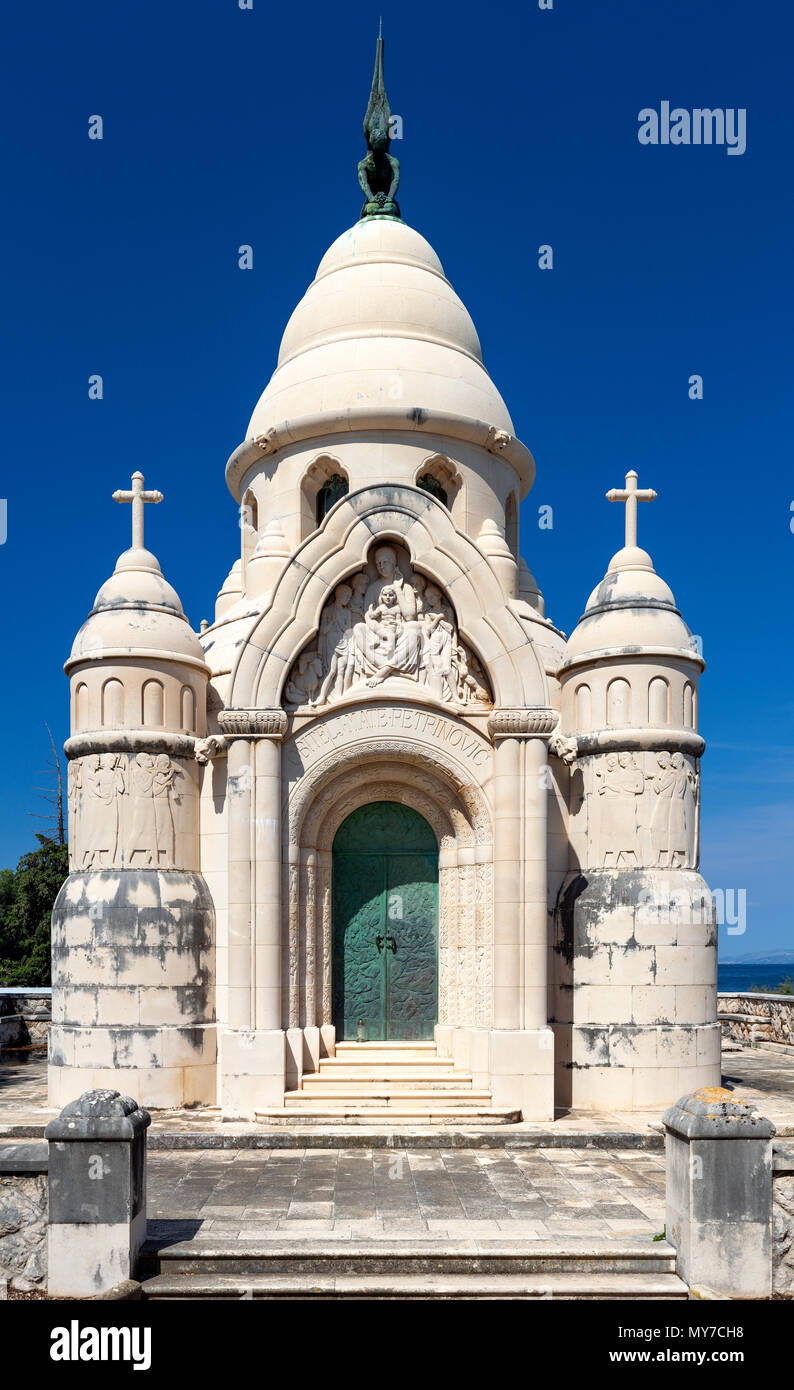 Un exemple d'utilisation de la pierre de Brac : la famille Petrinović son mausolée dans le cimetière de Supetar (Comitat de Split-Dalmatie - Croatie). Banque D'Images