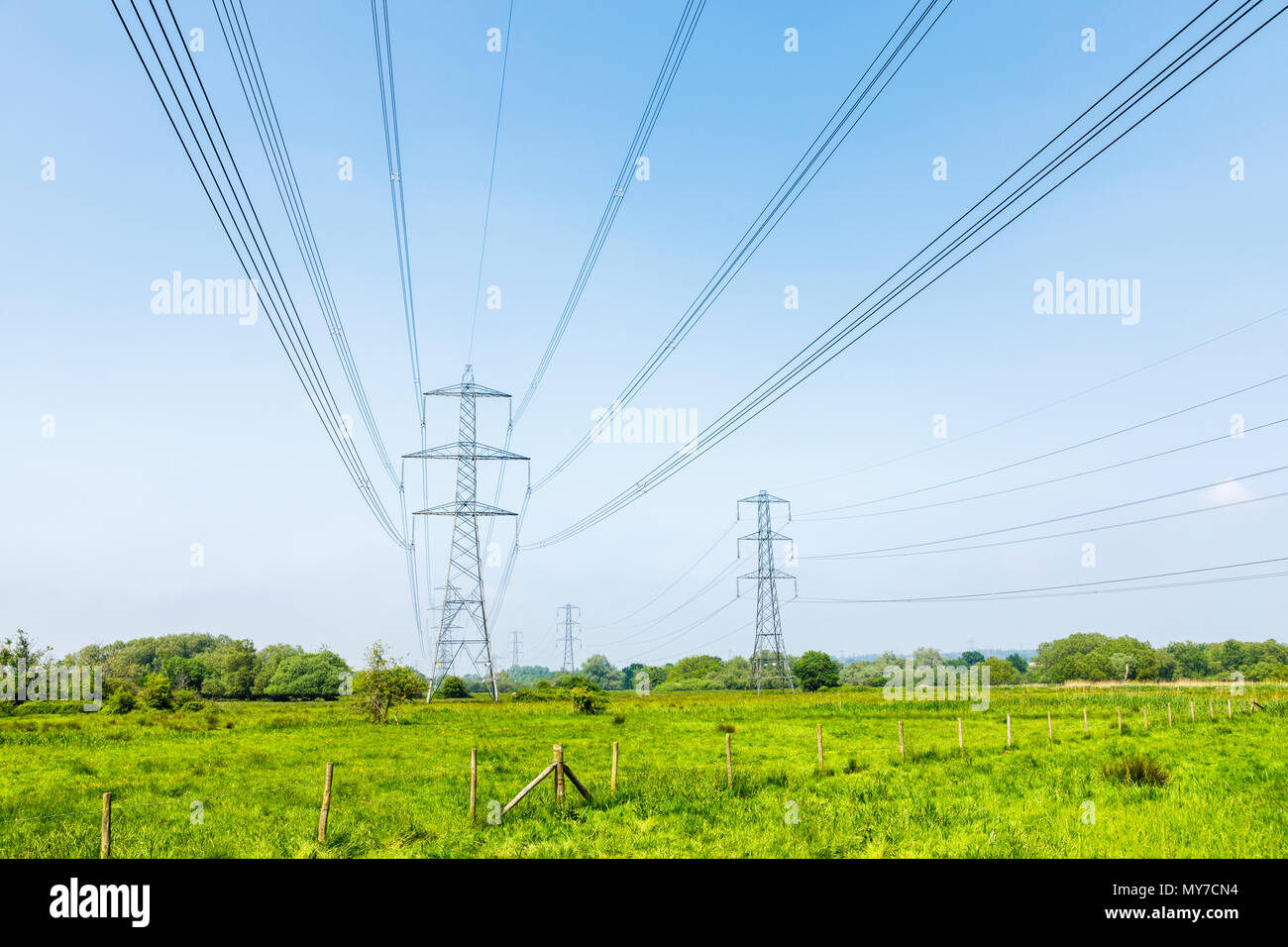 Pylônes électriques avec des câbles aériens dans la partie inférieure de la Réserve Naturelle de Test, Test, Totton Rivière estuaire, Redbridge, Southampton, Hampshire, Royaume-Uni Banque D'Images