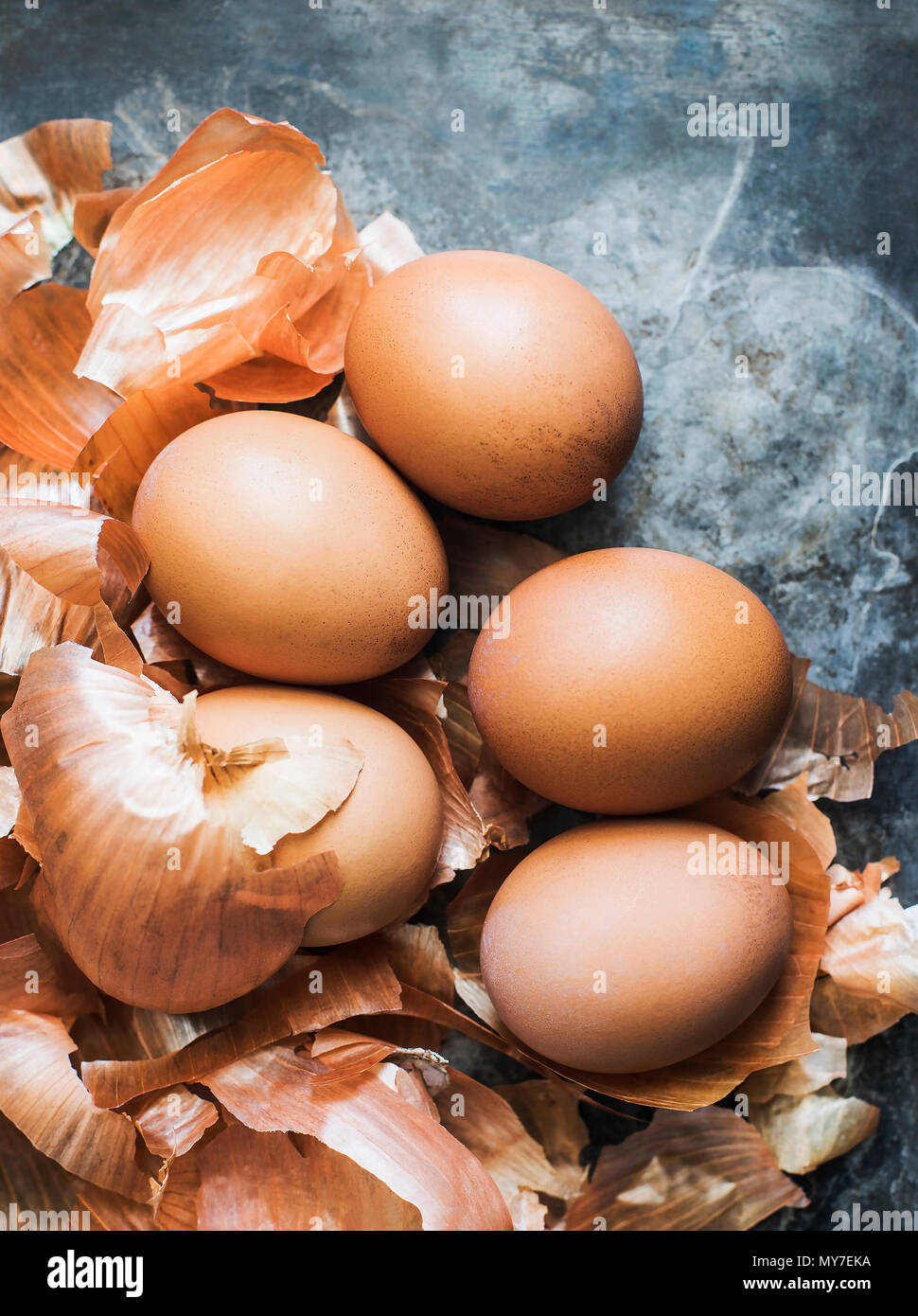 Still Life de peaux d'oignons utilisés pour le colorant oeuf de Pâques, overhead view Banque D'Images