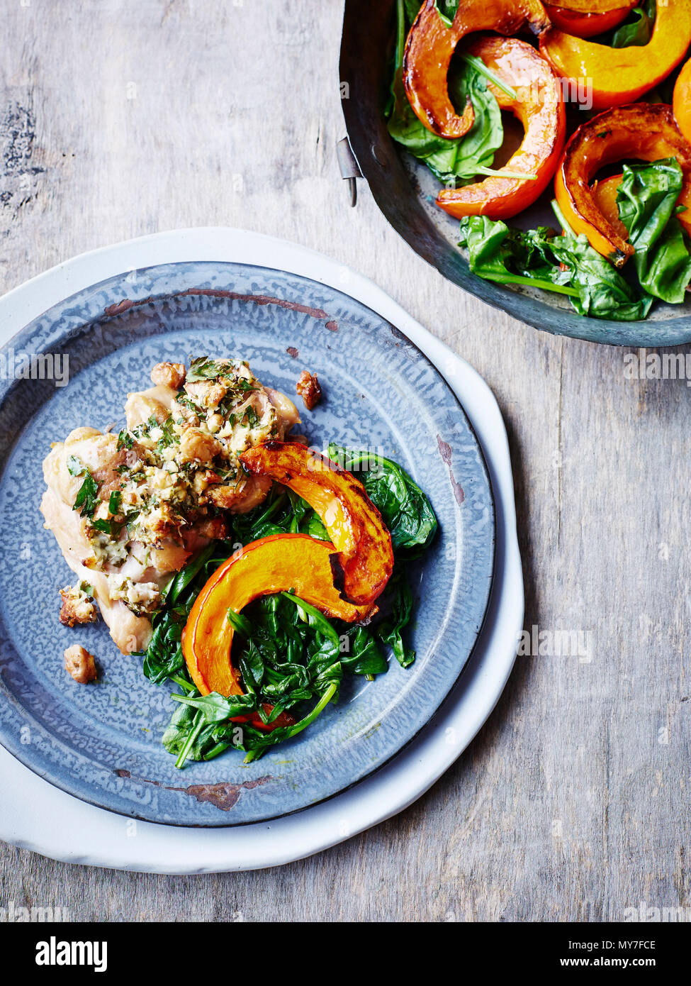 Cuisses de poulet grillées avec du potiron et noix, close-up Banque D'Images