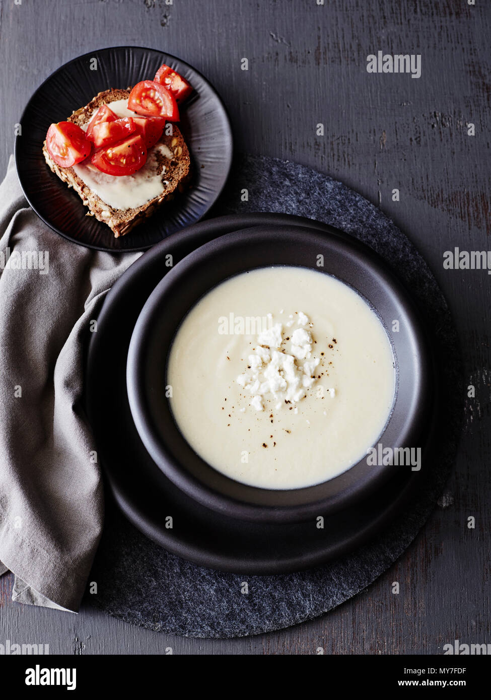 Soupe de chou-fleur avec le seigle bruschetta, overhead view Banque D'Images Soupe de chou-fleur avec le seigle bruschetta, overhead view Banque D'Images