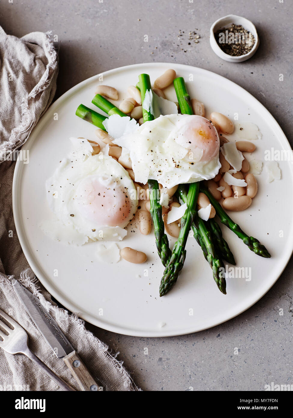 Œufs pochés aux asperges on white plate, close-up Banque D'Images