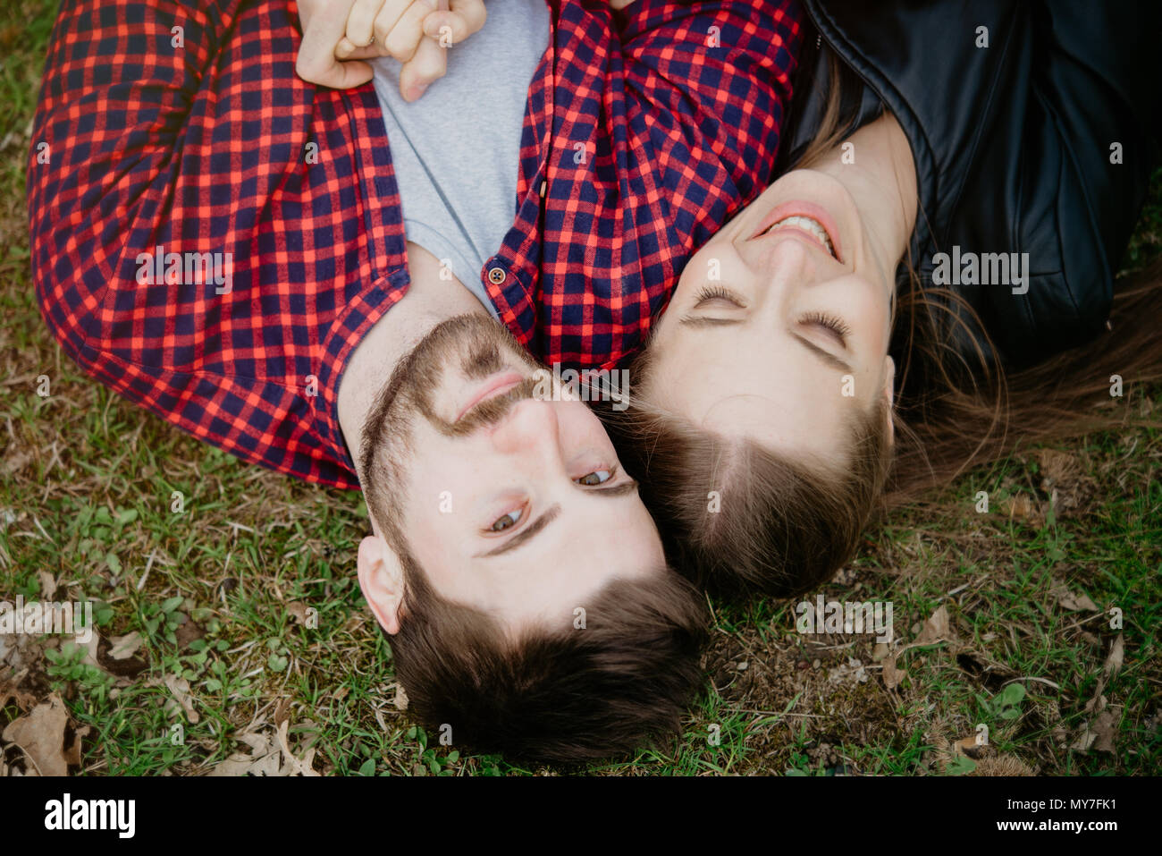 Couple couché sur l'herbe Banque D'Images