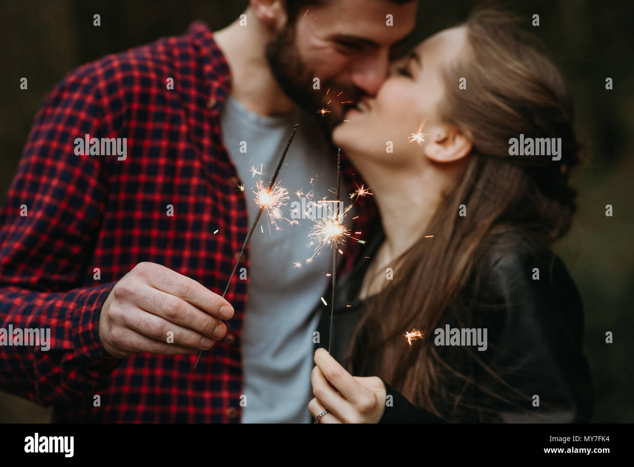Couple holding sparklers Banque D'Images