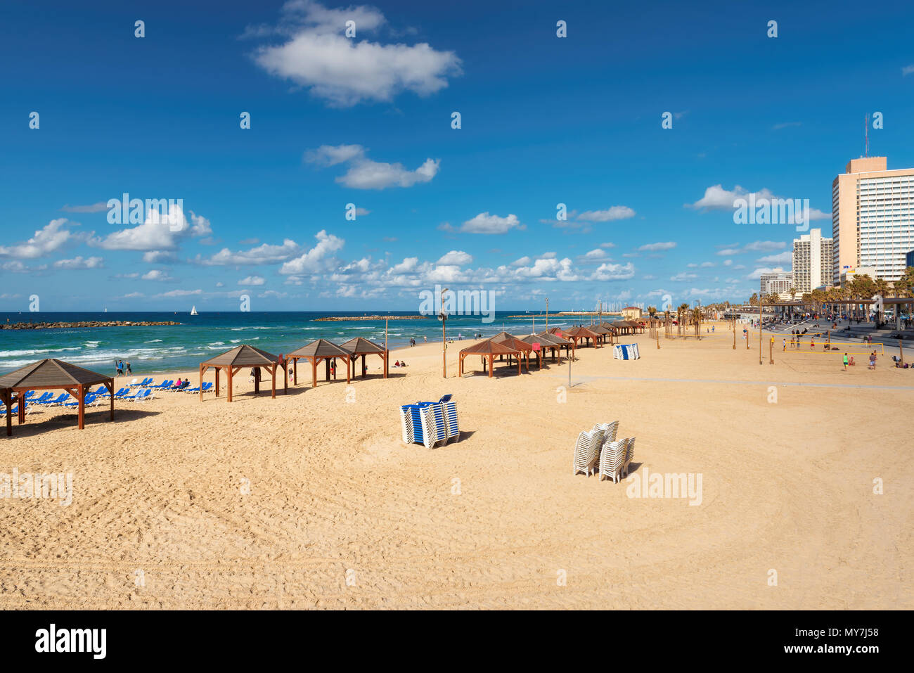 Belle vue sur la plage publique de Tel-Aviv sur la mer Méditerranée. Israël. Banque D'Images