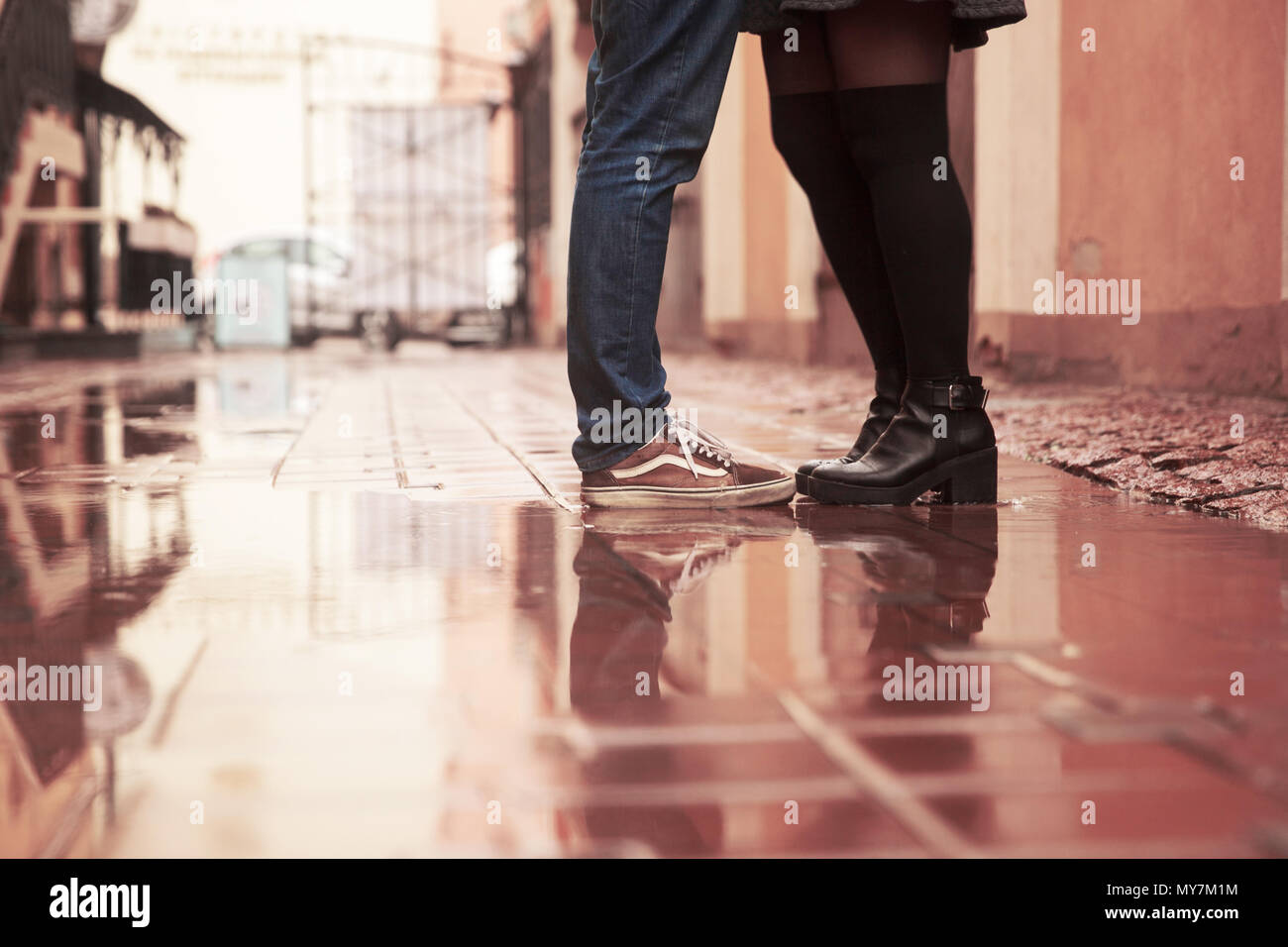 Concept d'amour:pieds couple aimant qui baiser sur la rue Banque D'Images