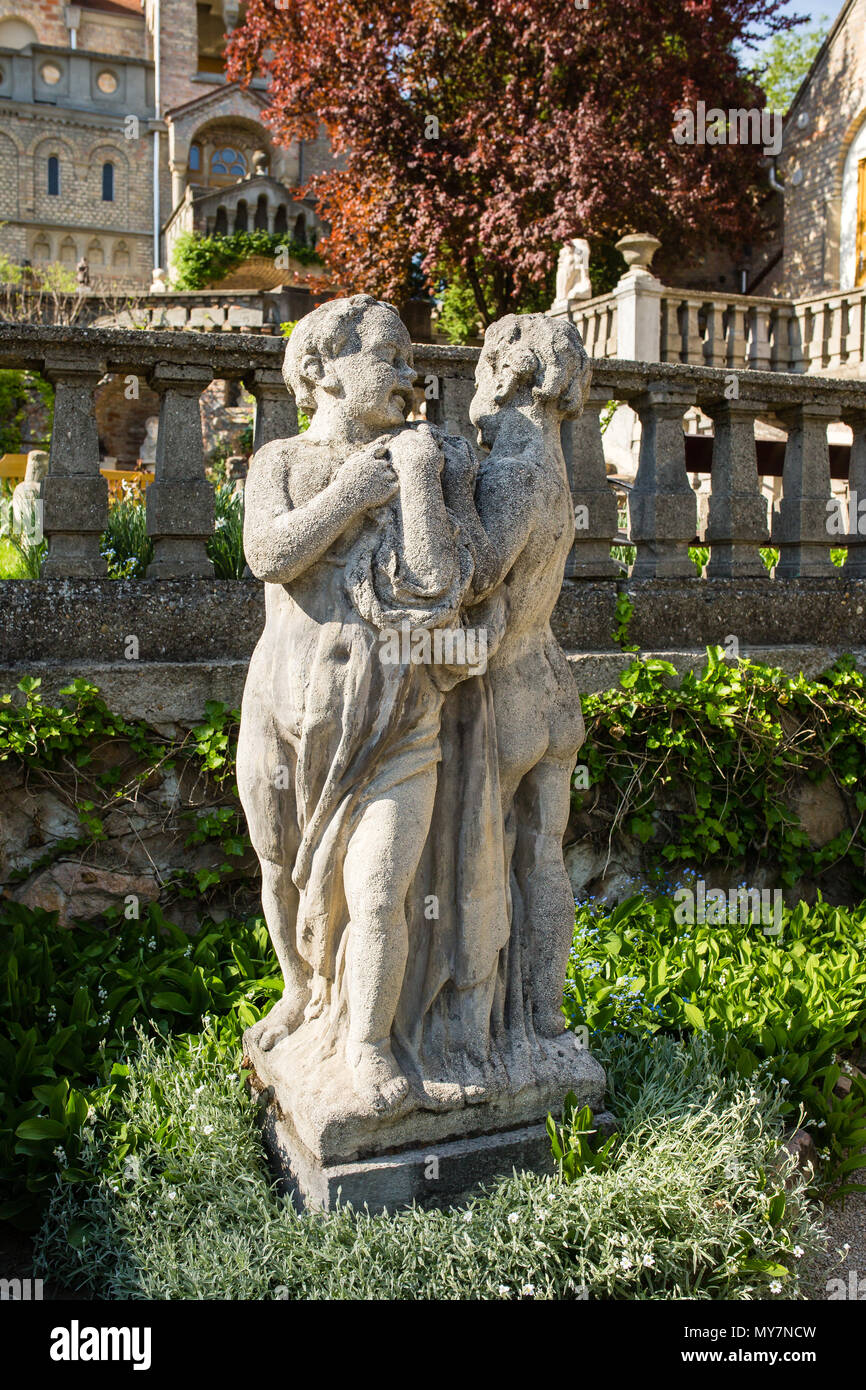 SZEKESFEHERVAR, HONGRIE - 25 Avril 2018 : la sculpture dans le parc du château Bory Var en Szekesfehervar, Hongrie Banque D'Images