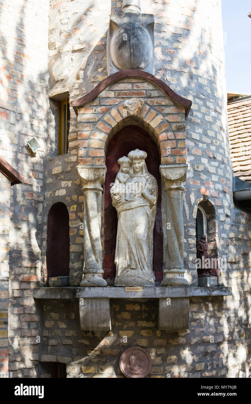 SZEKESFEHERVAR, HONGRIE - 25 Avril 2018 : la sculpture dans le parc du château Bory Var en Szekesfehervar, Hongrie Banque D'Images