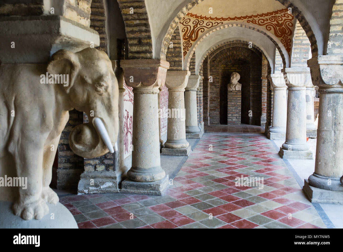 SZEKESFEHERVAR, HONGRIE - 25 Avril 2018 : la sculpture dans le parc du château Bory Var en Szekesfehervar, Hongrie Banque D'Images