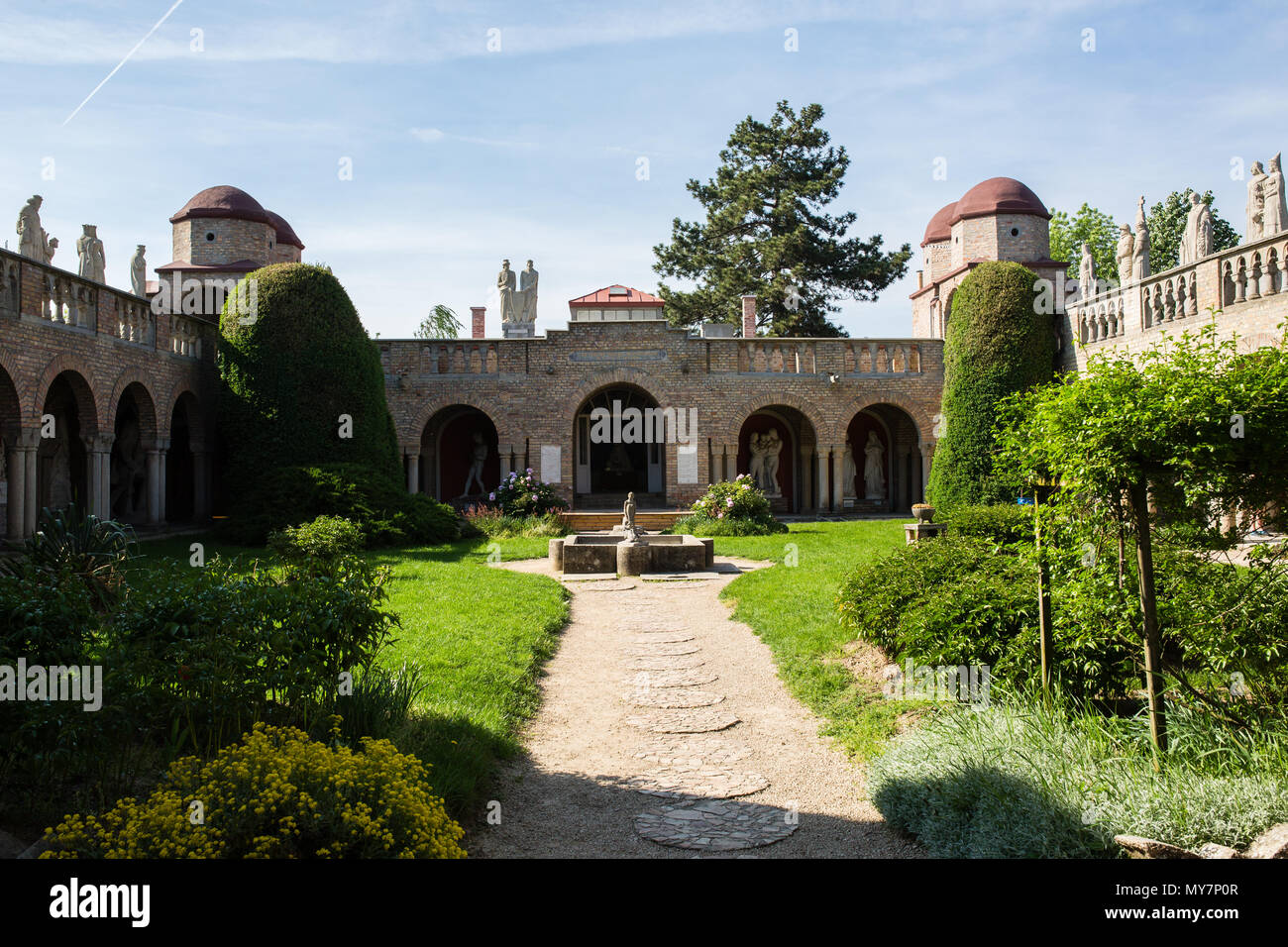 SZEKESFEHERVAR, HONGRIE - 25 Avril 2018 : Bory Var, gracieux château construit par un homme dans le Bory Jeno Szekesfehervar, Hongrie Banque D'Images