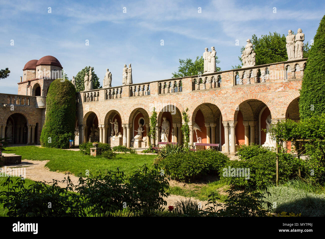 SZEKESFEHERVAR, HONGRIE - 25 Avril 2018 : Bory Var, gracieux château construit par un homme dans le Bory Jeno Szekesfehervar, Hongrie Banque D'Images