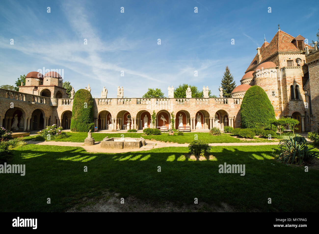 SZEKESFEHERVAR, HONGRIE - 25 Avril 2018 : Bory Var, gracieux château construit par un homme dans le Bory Jeno Szekesfehervar, Hongrie Banque D'Images