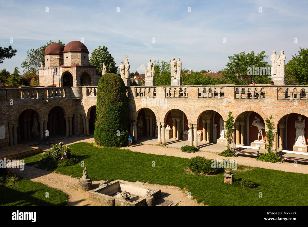 SZEKESFEHERVAR, HONGRIE - 25 Avril 2018 : Bory Var, gracieux château construit par un homme dans le Bory Jeno Szekesfehervar, Hongrie Banque D'Images