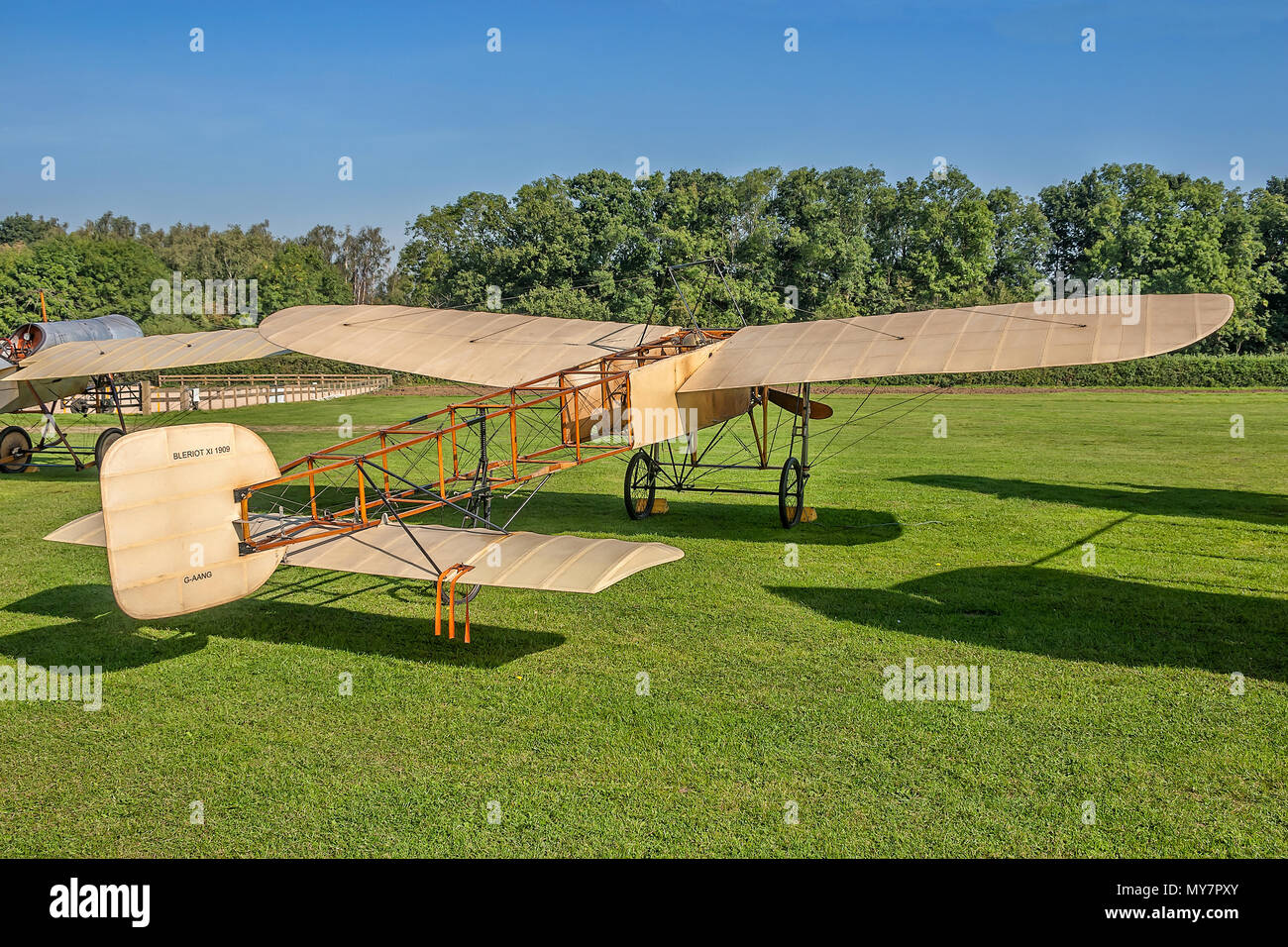 Vu garé au soleil à Old Warden, UK en 2004 est la Shuttleworth Collection's 1909 monoplan Blériot XI Type G-AANG. Banque D'Images