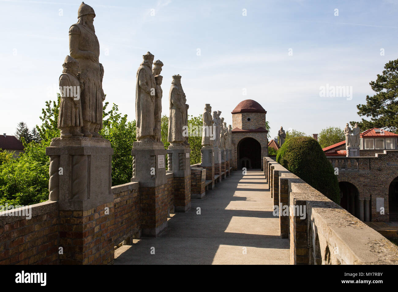 SZEKESFEHERVAR, HONGRIE - 25 Avril 2018 : la sculpture dans le parc du château Bory Var en Szekesfehervar, Hongrie Banque D'Images