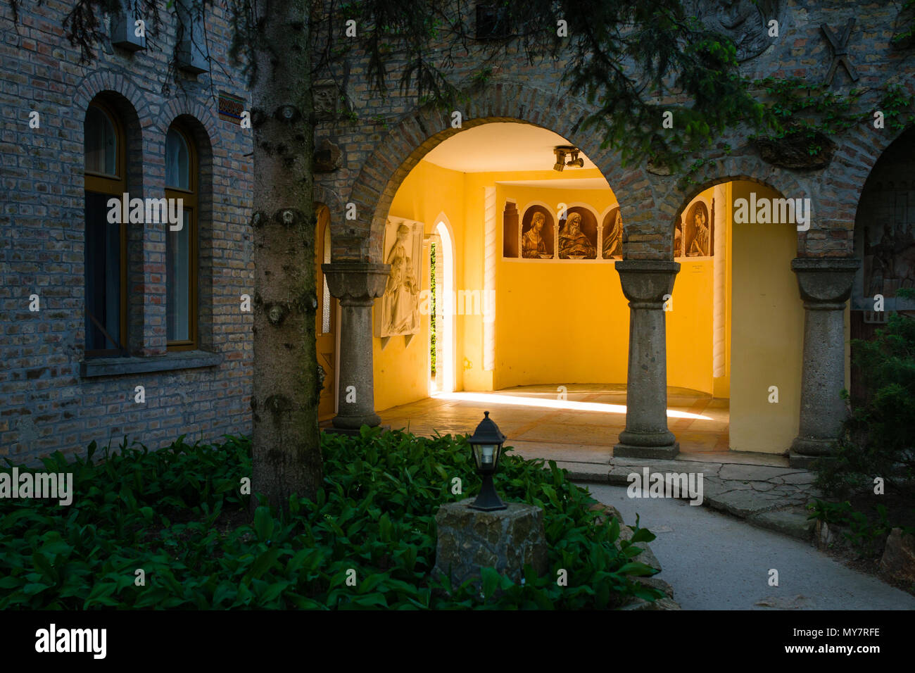 SZEKESFEHERVAR, HONGRIE - 25 Avril 2018 : Parc avec la sculpture à Bory Var château de Szekesfehervar, Hongrie Banque D'Images