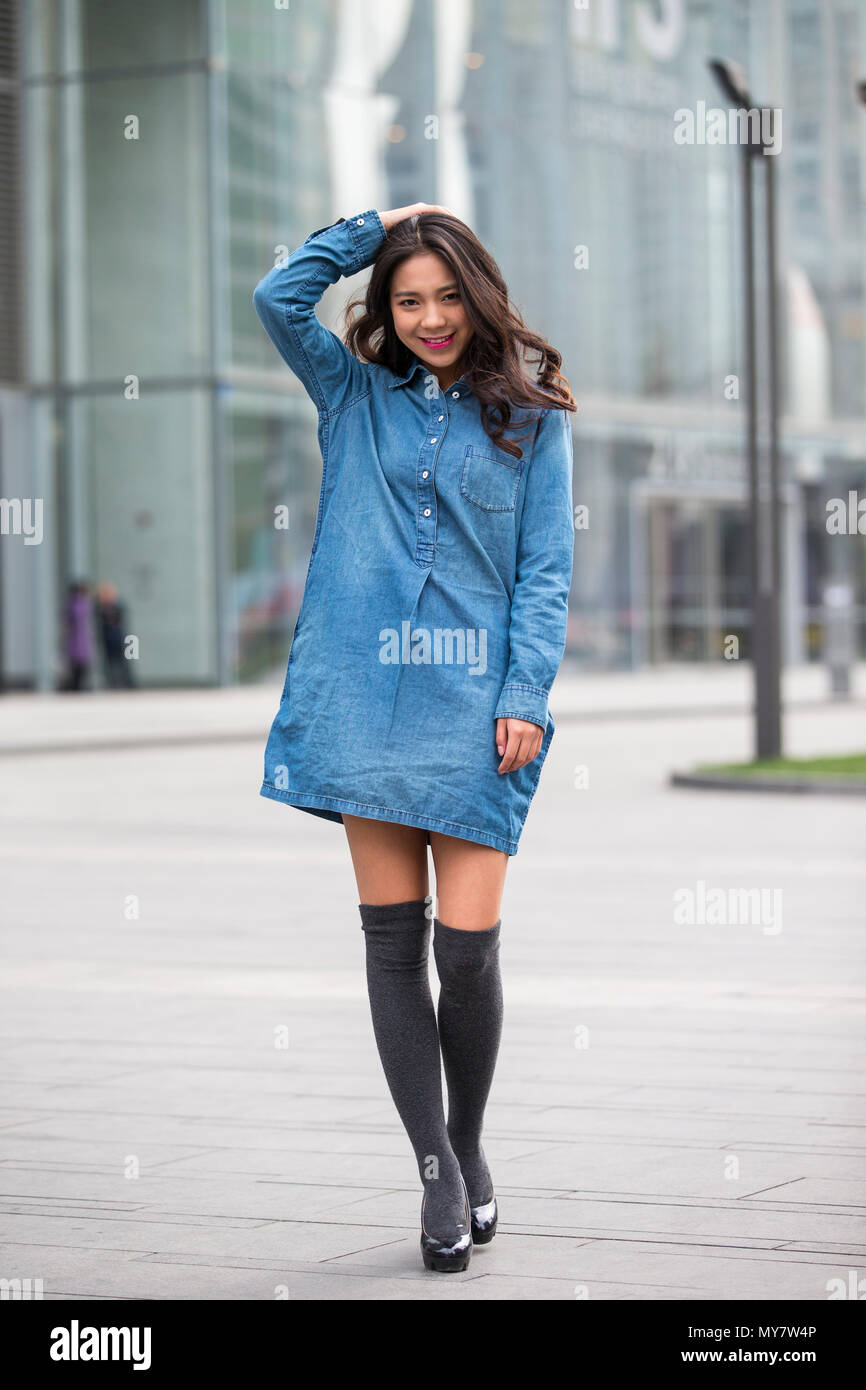 Photo d'une belle jeune femme chinoise dans la rue en plein air Banque D'Images