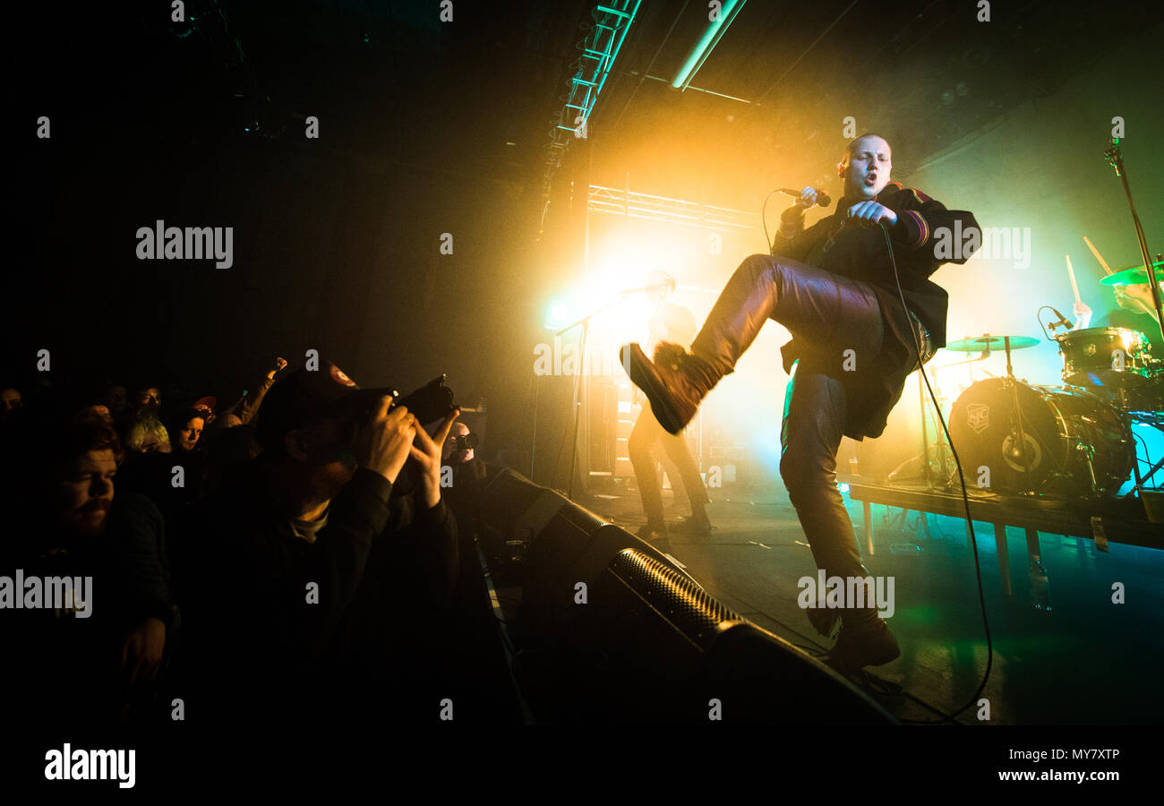 Norvège, Oslo - le 20 avril 2018. Le groupe punk norvégien Ondt Blod effectue un concert live à Folketeatret à Oslo. Ici, elle interprète Aslak Haette Bjørn est vu sur scène. (Photo crédit : Gonzales Photo - Jan-Erik Eriksen). Banque D'Images