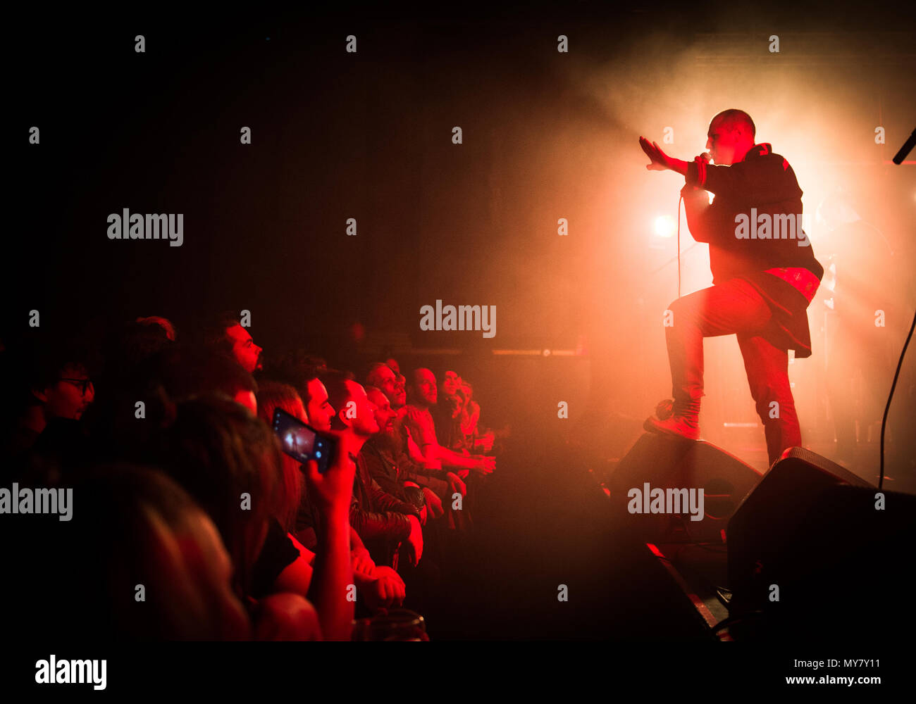 Norvège, Oslo - le 20 avril 2018. Le groupe punk norvégien Ondt Blod effectue un concert live à Folketeatret à Oslo. Ici, elle interprète Aslak Haette Bjørn est vu sur scène. (Photo crédit : Gonzales Photo - Jan-Erik Eriksen). Banque D'Images